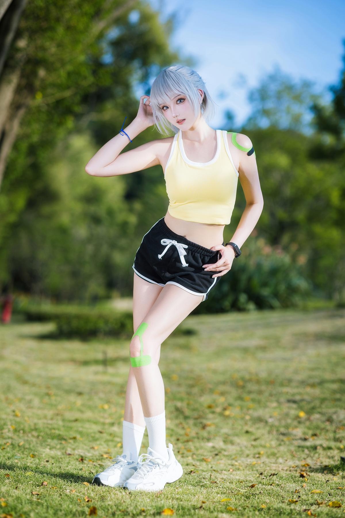 [cosplay] 瓜希酱 - 灵笼·白月魁运动服：白月魁经典运动服造型还原 干练气质与角色神韵兼具 简洁场景下的力量感与线条美呈现 15P