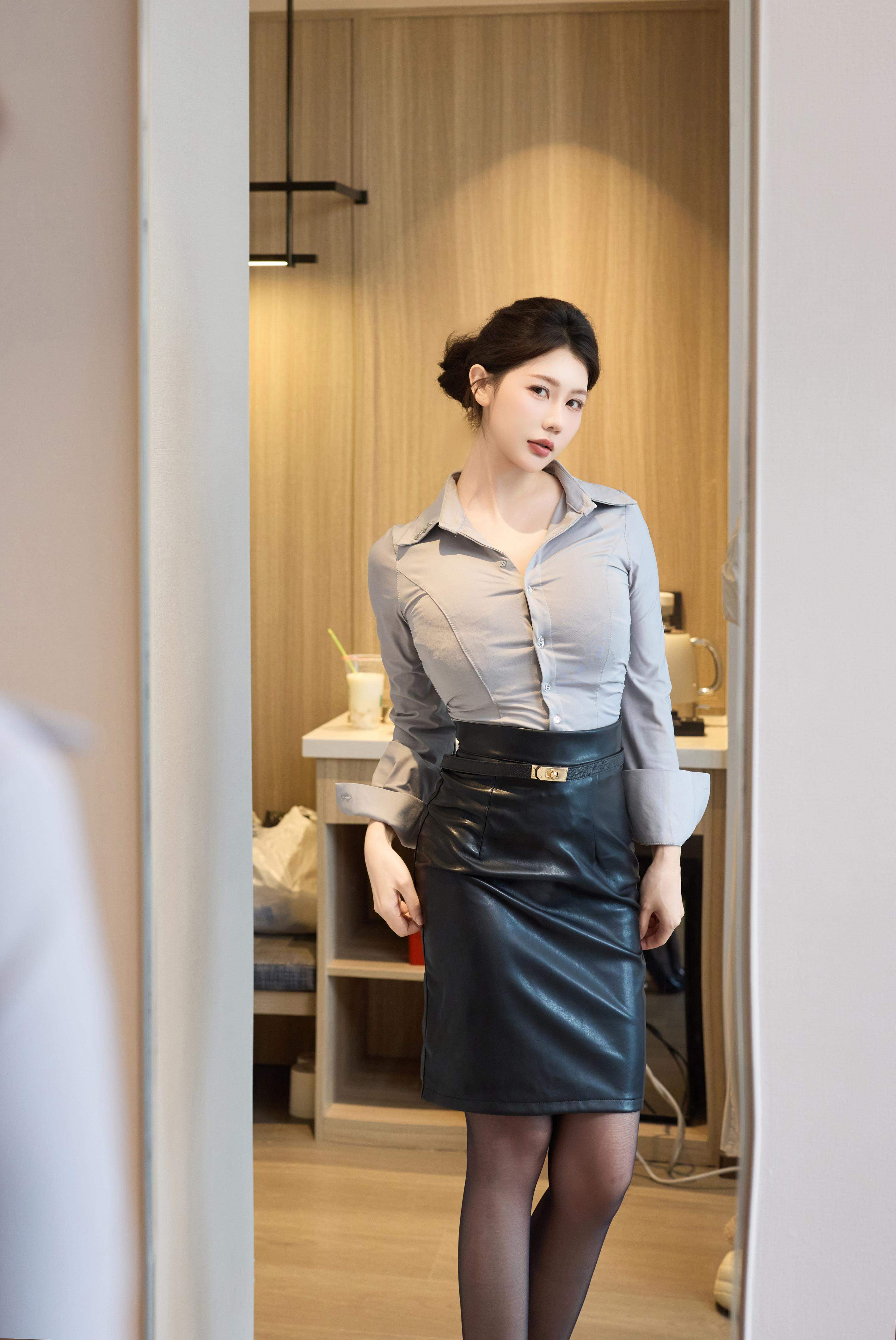 ภาพถ่าย] ยุนเทียนเทียนซันนี่ - กระโปรงหนัง OL: สไตล์กระโปรงหนังที่ผสานความเรียบร้อยและเซ็กซี่ในบรรยากาศภายใน 97P
