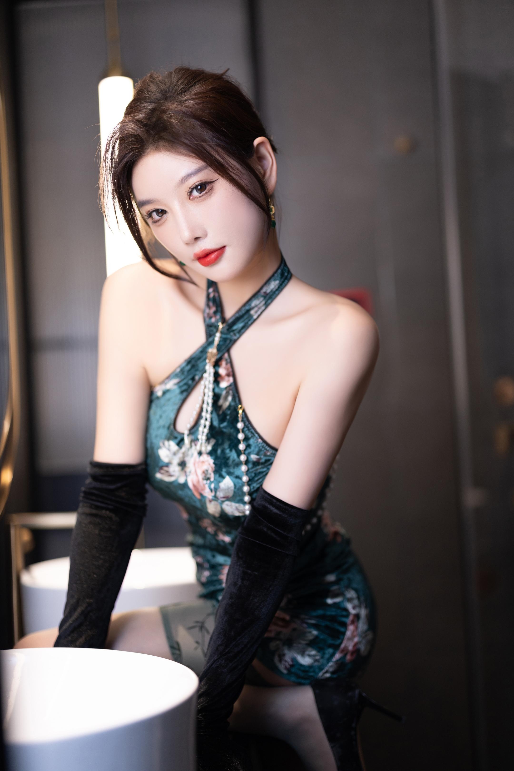 写真] 杨晨晨Yome - 秀人网グリーンセクシーランジェリー：グリーンランジェリーのテーマスタイルで優雅な曲線と繊細な質感を描く 室内の雰囲気を感じさせる撮影で成熟したセクシーさを表現 103P