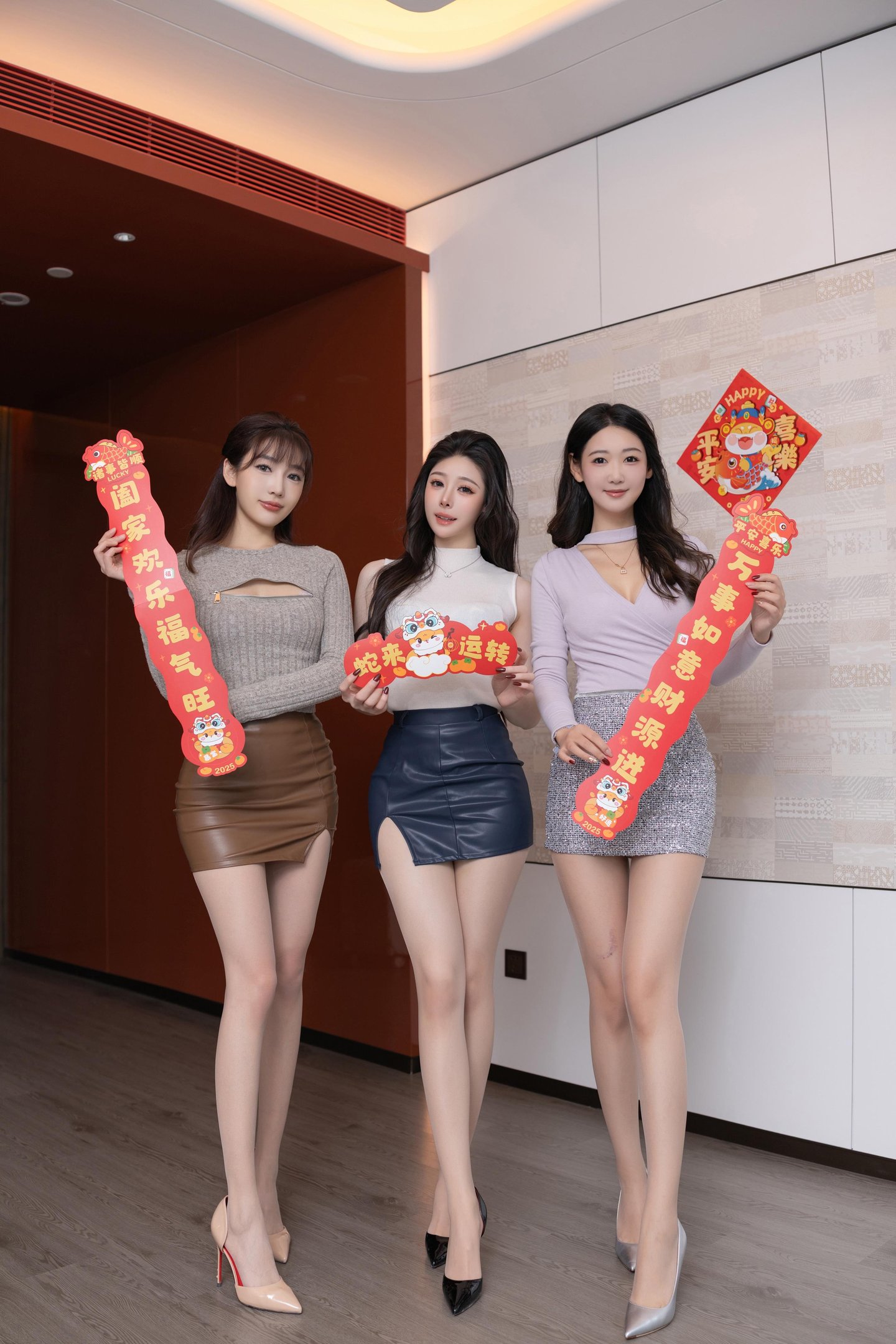 [写真] 陆萱萱 & 是小逗逗 & 唐安琪 - 秀人网三姐妹闹新春主题写真：新年红装与节日元素交织 热闹氛围下的甜美与默契呈现 101P