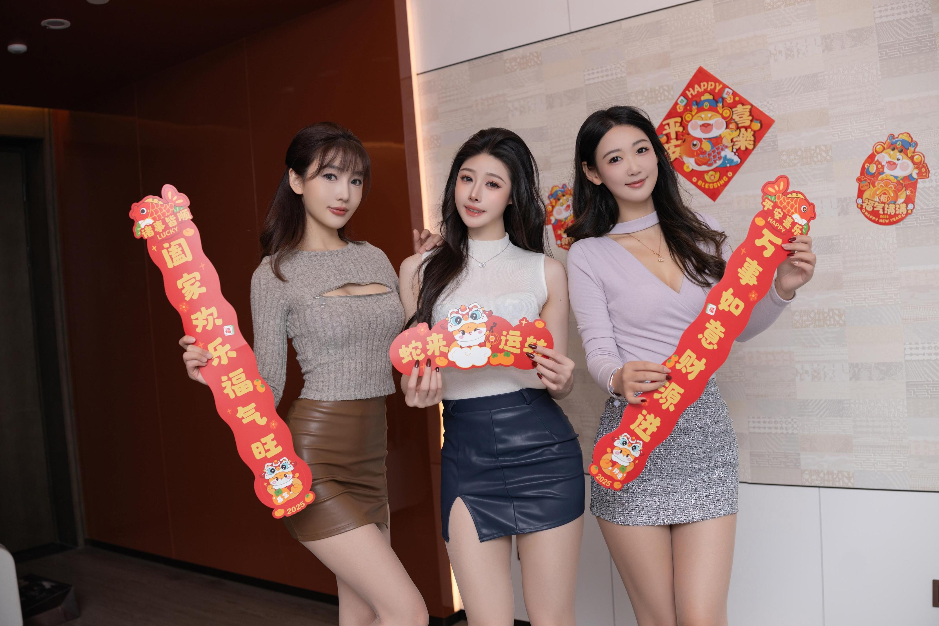 [写真] 陆萱萱 & 是小逗逗 & 唐安琪 - 秀人网三姐妹闹新春主题写真：新年红装与节日元素交织 热闹氛围下的甜美与默契呈现 101P