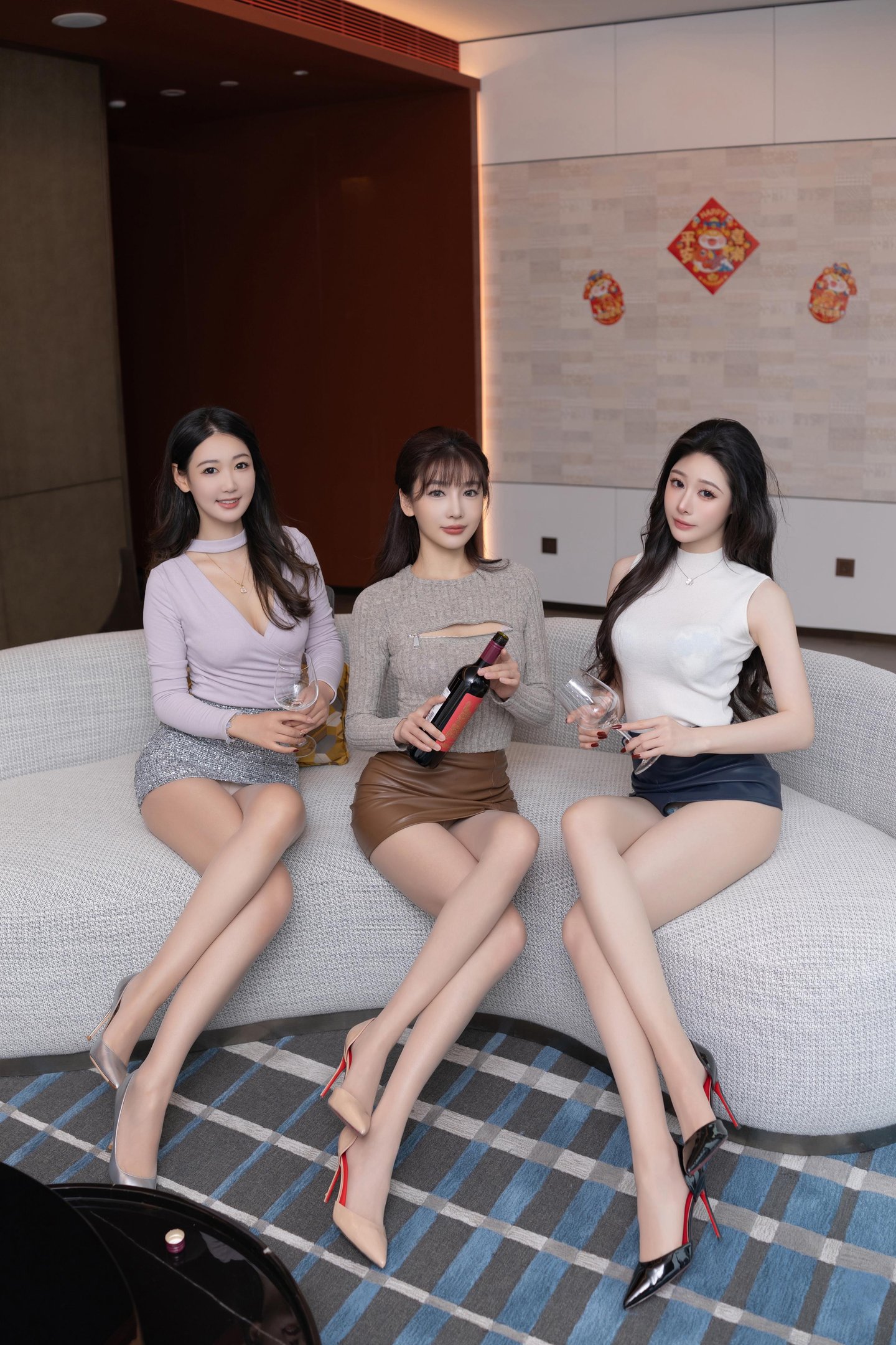 [写真] 陆萱萱 & 是小逗逗 & 唐安琪 - 秀人网三姐妹闹新春主题写真：新年红装与节日元素交织 热闹氛围下的甜美与默契呈现 101P
