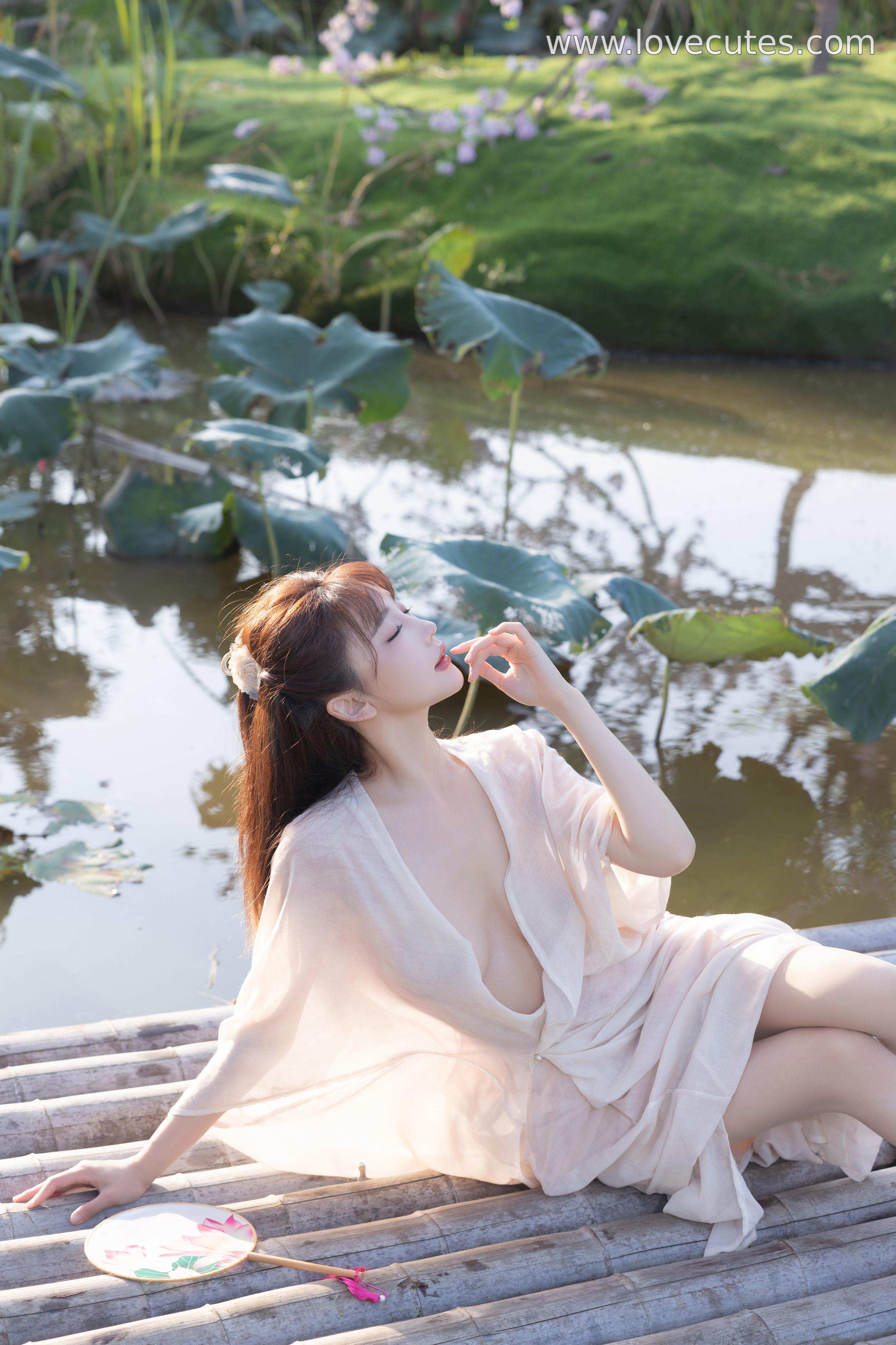 写真] 陸萱萱 - 秀人網荷花主題寫真：清雅荷花元素與柔美身姿相融，呈現東方韻味與自然氣質的優雅畫面 91P