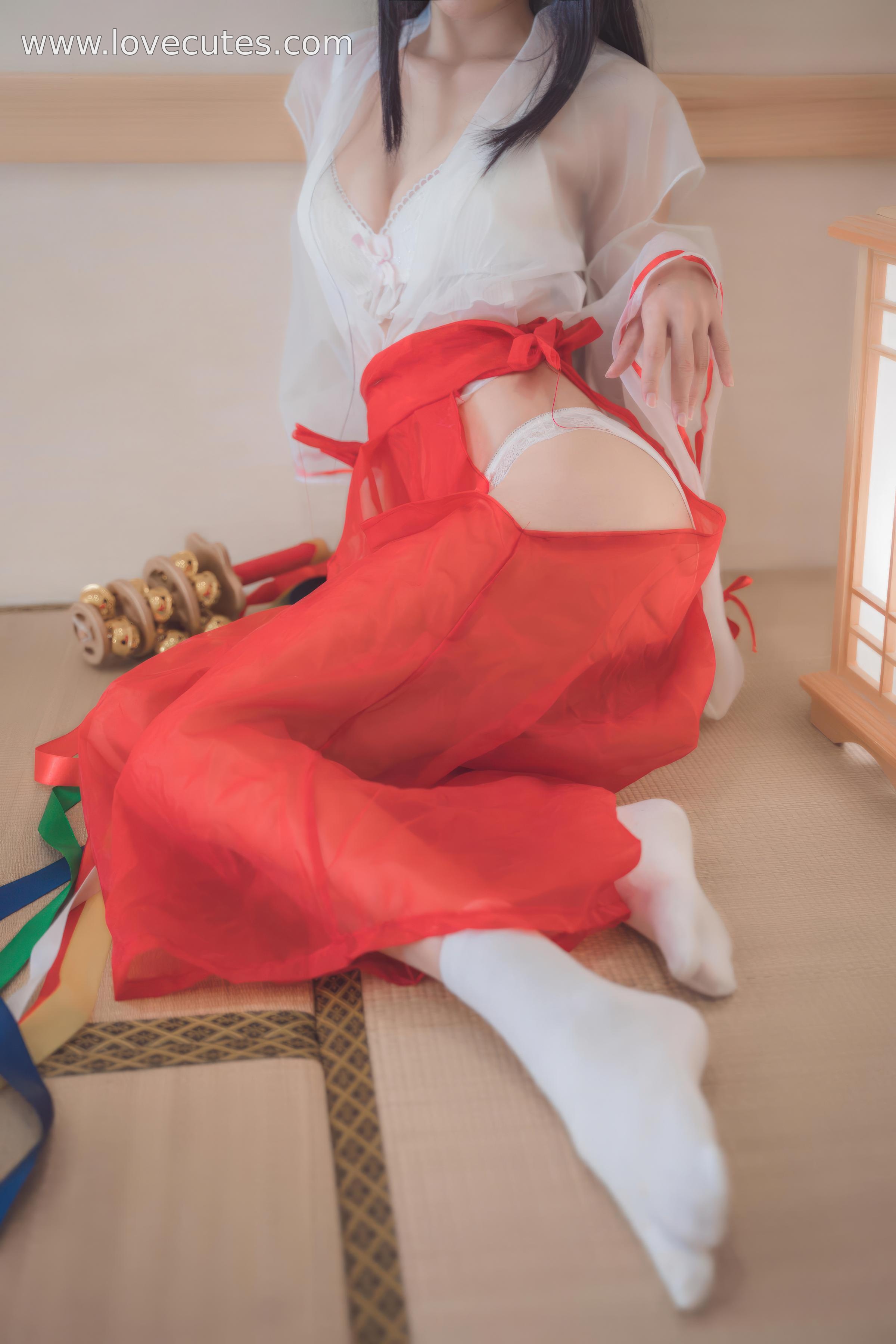 [cosplay] 西园寺南歌 - 透明巫女主题COS：轻薄巫女装与通透材质结合 在日系神社风格中呈现柔美与神秘并存的视觉效果 30P