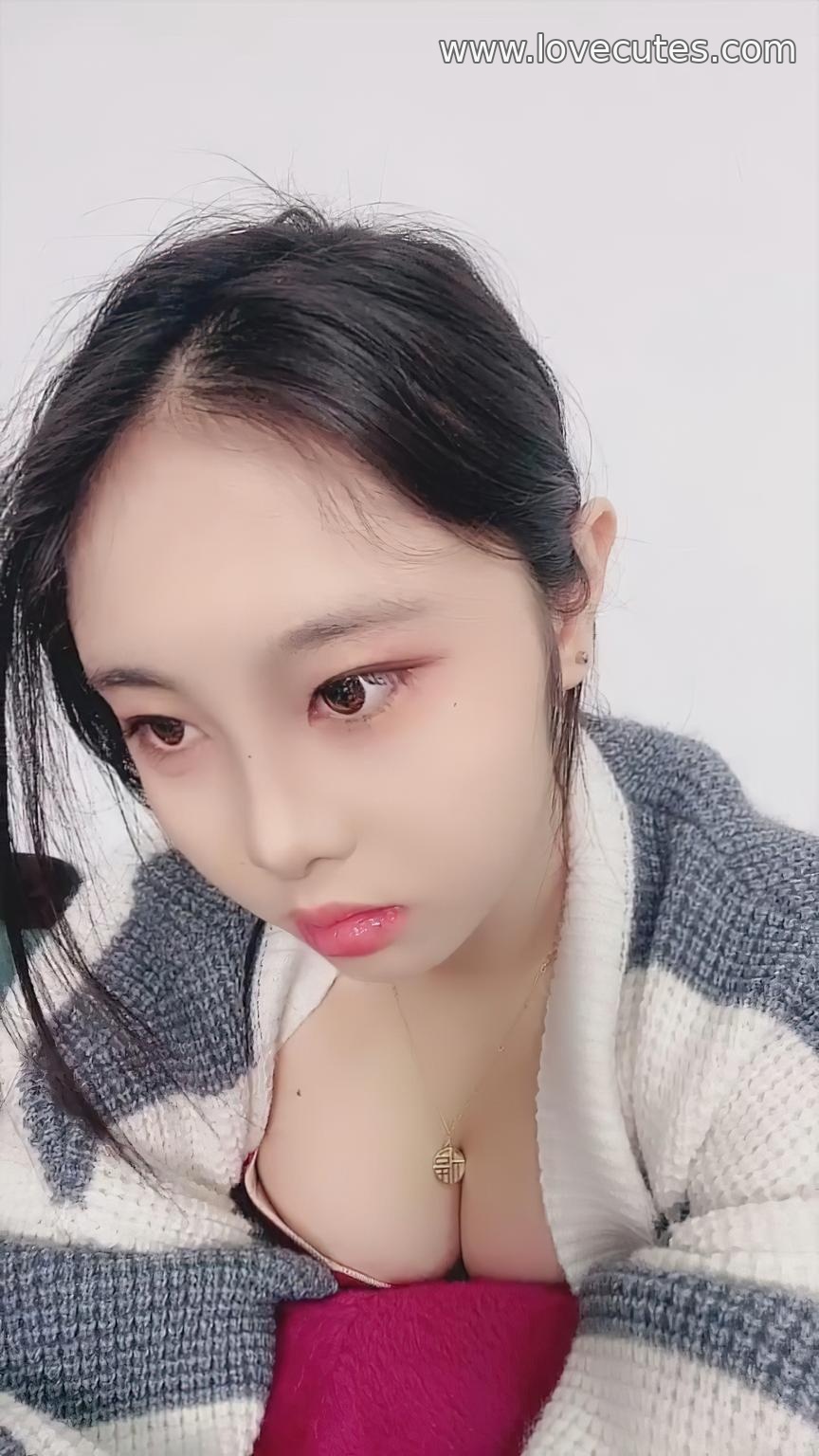 Qin Yao - Academy Style Uniform Photo Shoot: The Allure of Fair Skin and Youthful Looks, Unveiling Sensual Tension Beneath a Sweet Exterior 27P+5V