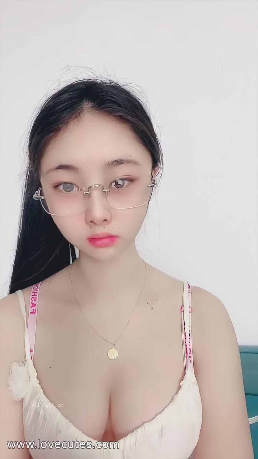Qin Yao - Academy Style Uniform Photo Shoot: The Allure of Fair Skin and Youthful Looks, Unveiling Sensual Tension Beneath a Sweet Exterior 27P+5V