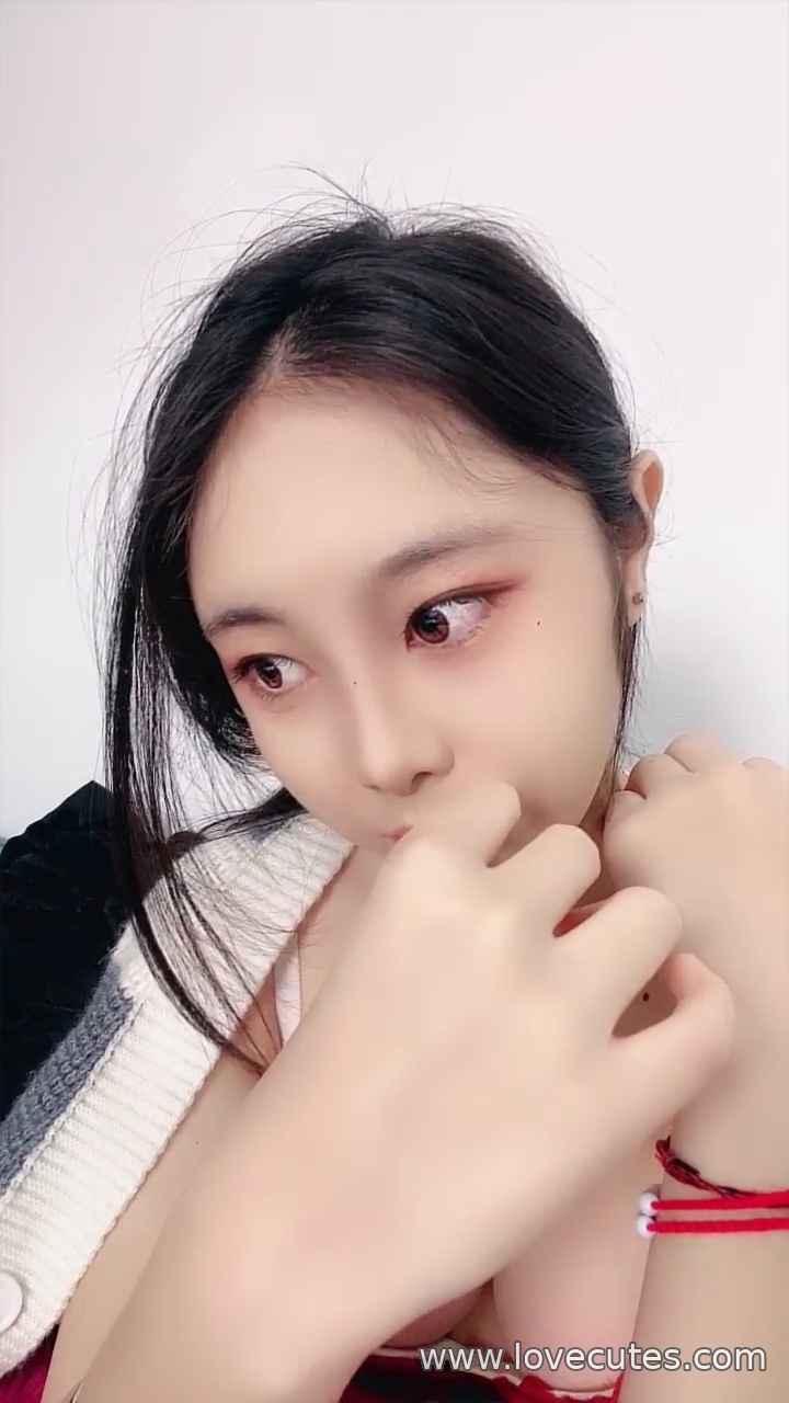 Qin Yao - Academy Style Uniform Photo Shoot: The Allure of Fair Skin and Youthful Looks, Unveiling Sensual Tension Beneath a Sweet Exterior 27P+5V