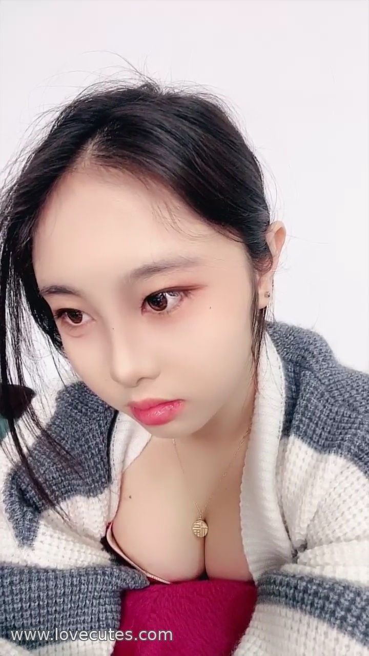 Qin Yao - Academy Style Uniform Photo Shoot: The Allure of Fair Skin and Youthful Looks, Unveiling Sensual Tension Beneath a Sweet Exterior 27P+5V