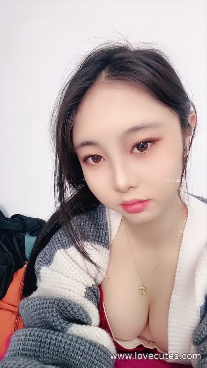 Qin Yao - Academy Style Uniform Photo Shoot: The Allure of Fair Skin and Youthful Looks, Unveiling Sensual Tension Beneath a Sweet Exterior 27P+5V