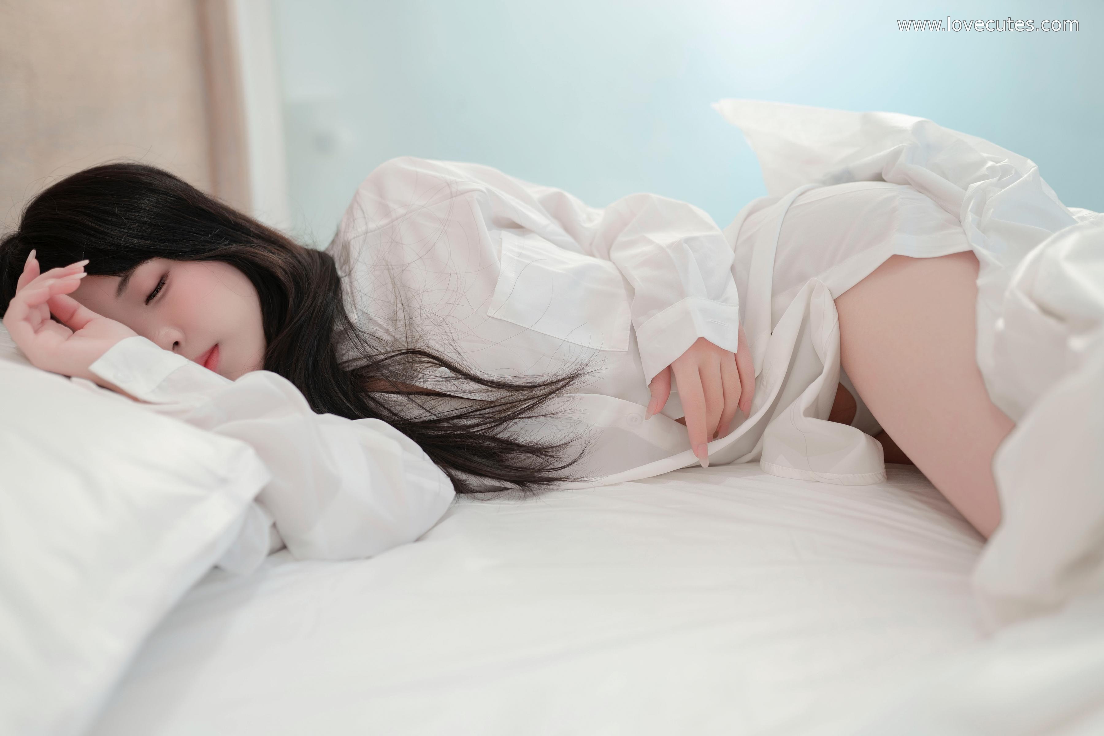 [写真] Bangni邦尼 - cos 男友衬衫：真人写实性感美女 白嫩美腿衬衫透视床上开档 极致挑逗诱惑无修正 99P