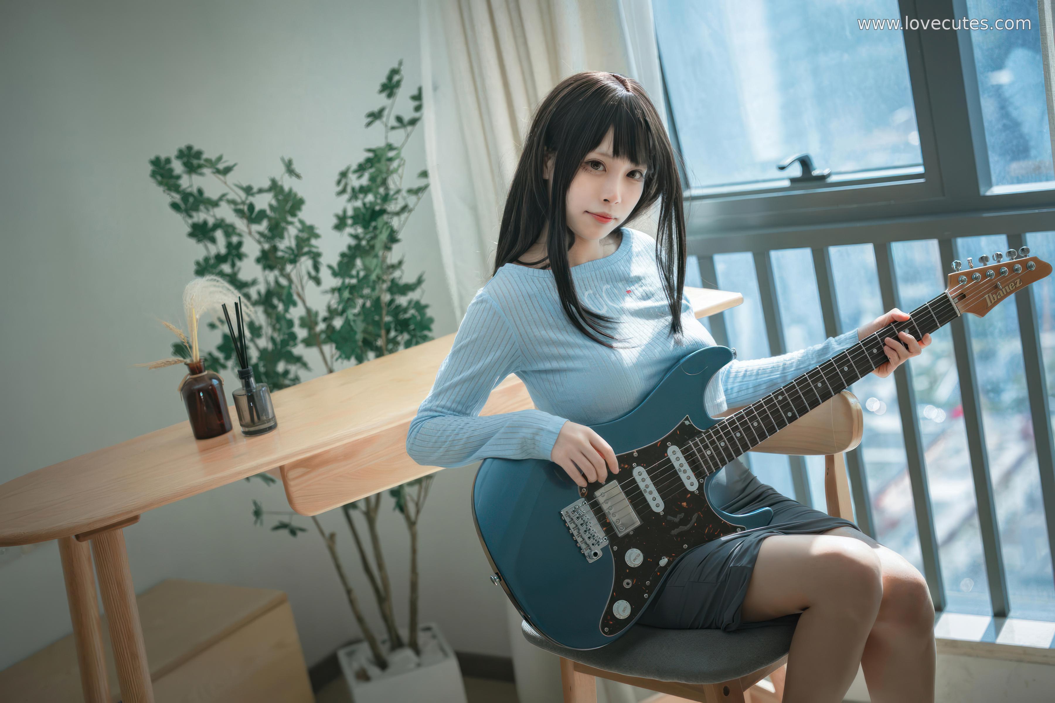 [cosplay] 三無人型 - 吉他妹妹：原创吉他少女造型还原 音乐主题与舞台感结合 自然氛围下的人物神态与青春感呈现 24P