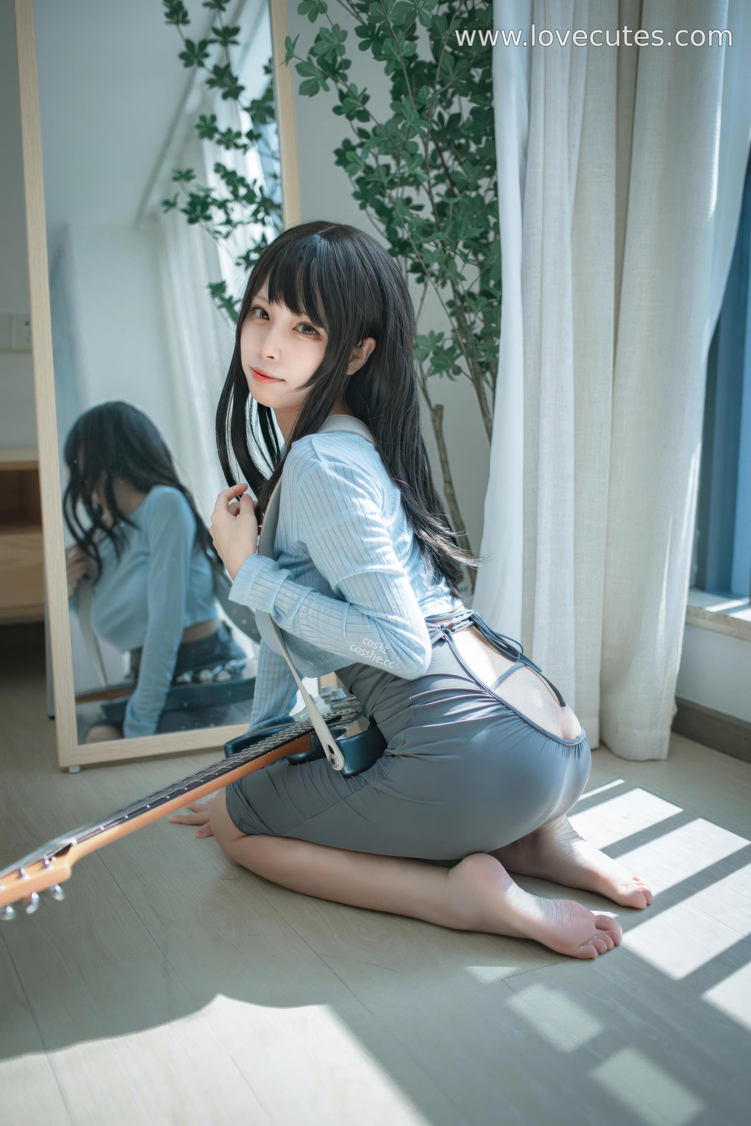 [cosplay] 三無人型 - 吉他妹妹：原创吉他少女造型还原 音乐主题与舞台感结合 自然氛围下的人物神态与青春感呈现 24P