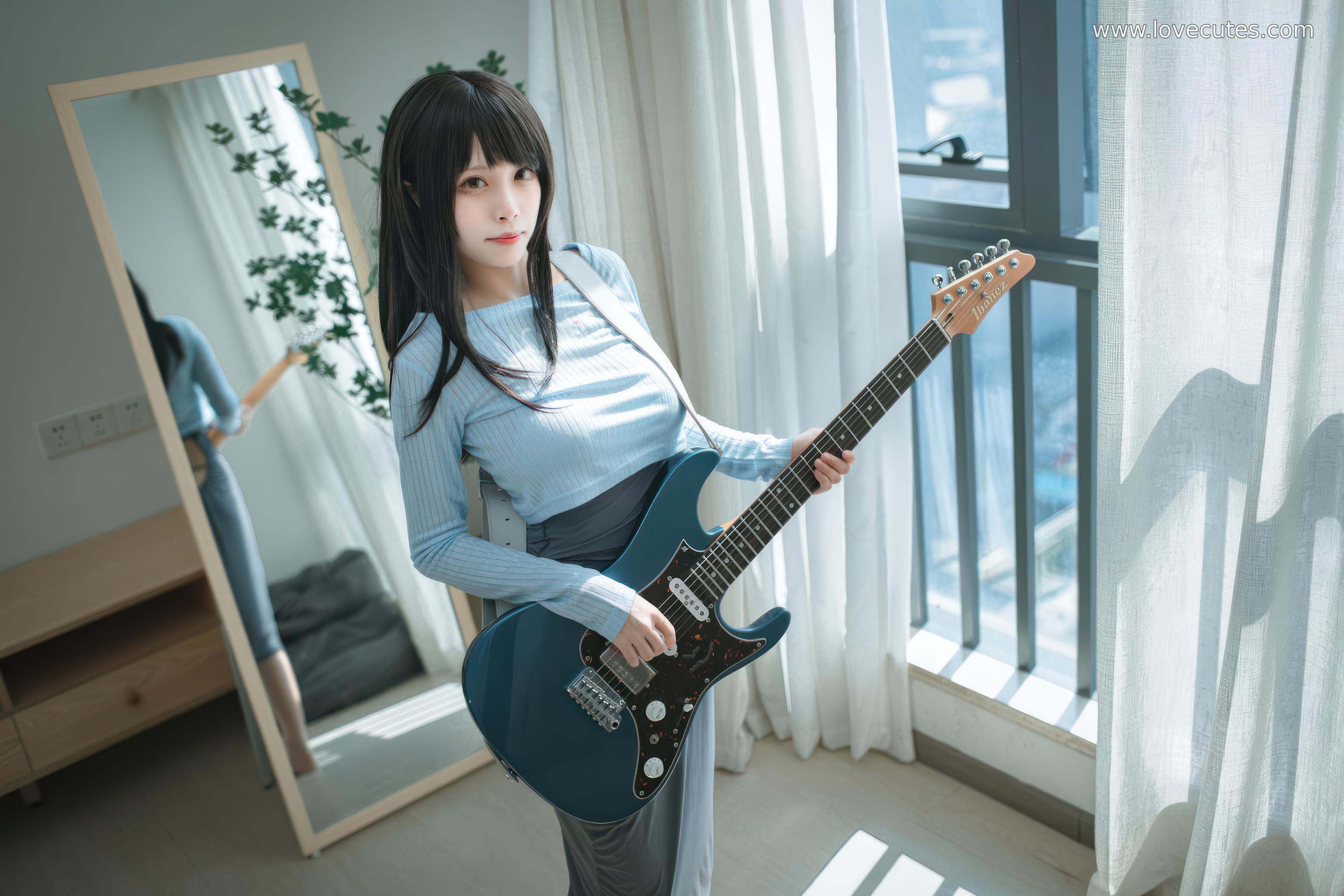 [cosplay] 三無人型 - 吉他妹妹：原创吉他少女造型还原 音乐主题与舞台感结合 自然氛围下的人物神态与青春感呈现 24P