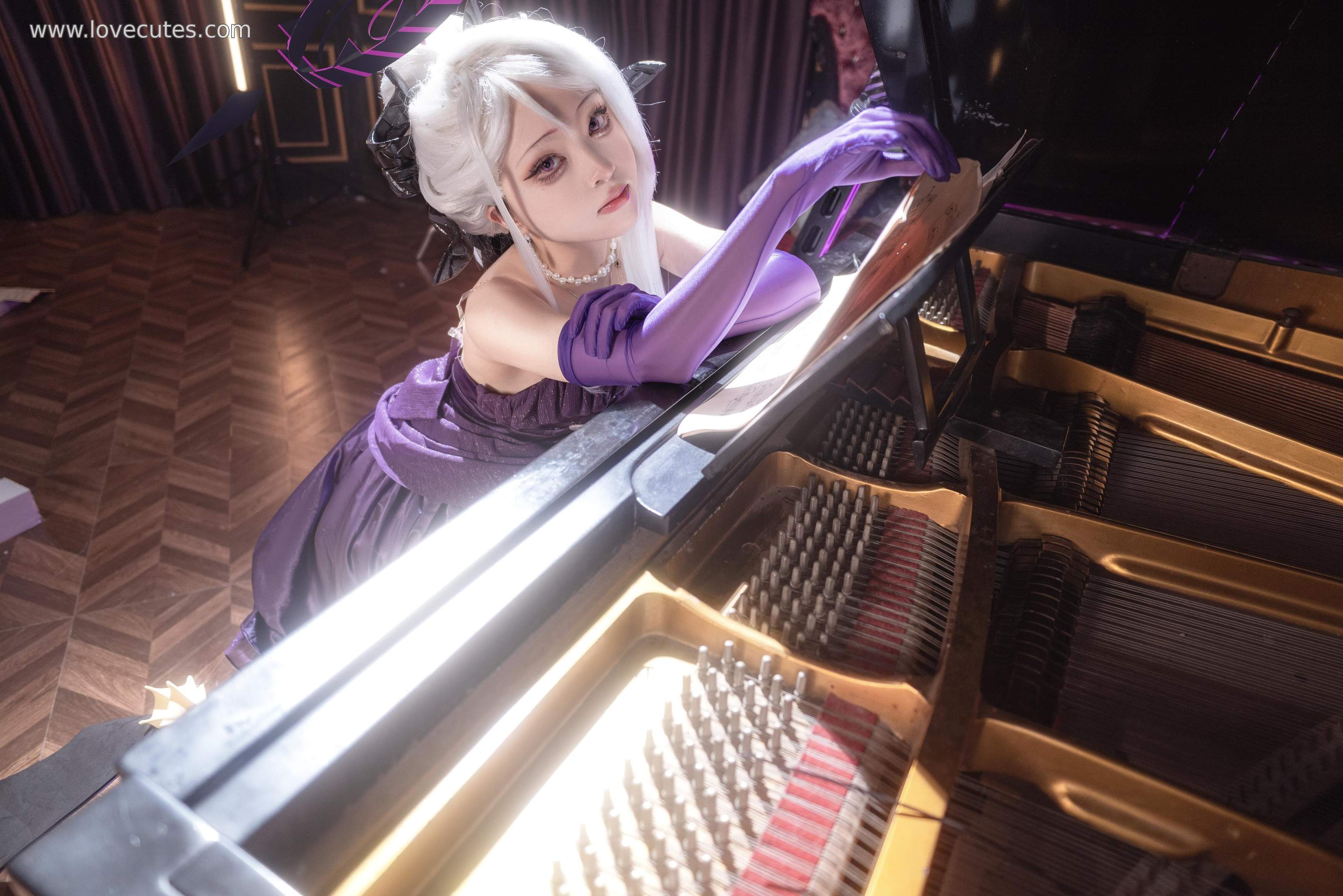[cosplay] 矢量鱼 - 蔚蓝档案·空崎日奈连衣裙：游戏角色空崎日奈造型还原 连衣裙版本展现冷静气质与人物神态 简洁场景突出角色氛围与形象表现 34P
