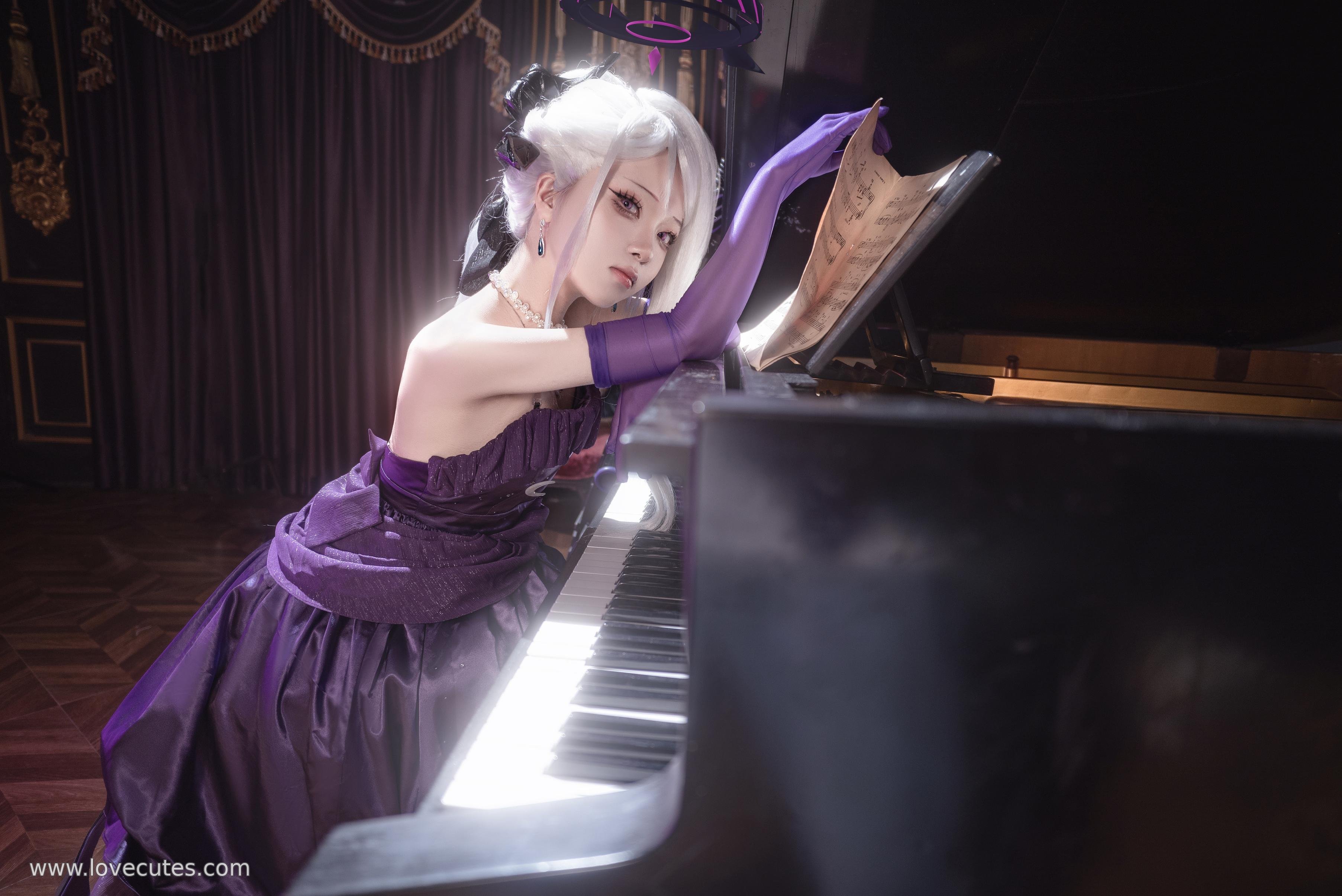 [cosplay] 矢量鱼 - 蔚蓝档案·空崎日奈连衣裙：游戏角色空崎日奈造型还原 连衣裙版本展现冷静气质与人物神态 简洁场景突出角色氛围与形象表现 34P