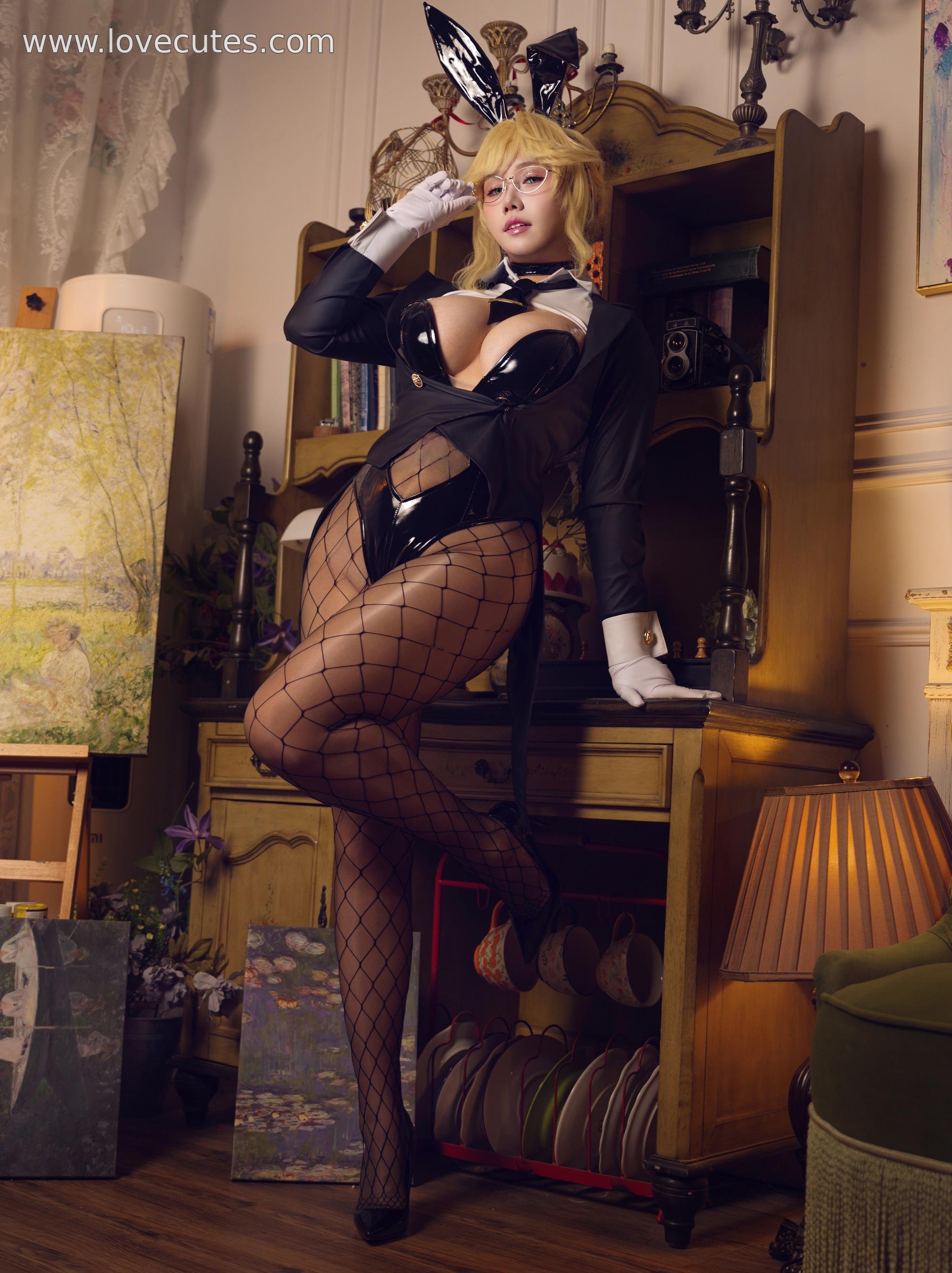 [cosplay] 麻花酱 - 胜利女神：妮姬·爱德兔女郎：游戏角色爱德兔女郎造型还原 未来科幻风格与角色气质结合 场景与光影突出人物线条与氛围表现