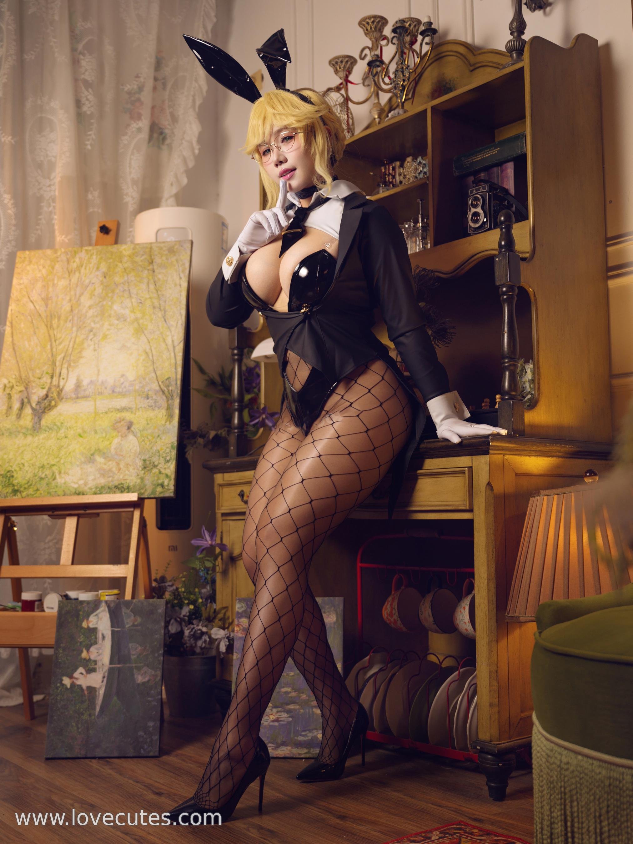 [cosplay] 麻花酱 - 胜利女神：妮姬·爱德兔女郎：游戏角色爱德兔女郎造型还原 未来科幻风格与角色气质结合 场景与光影突出人物线条与氛围表现