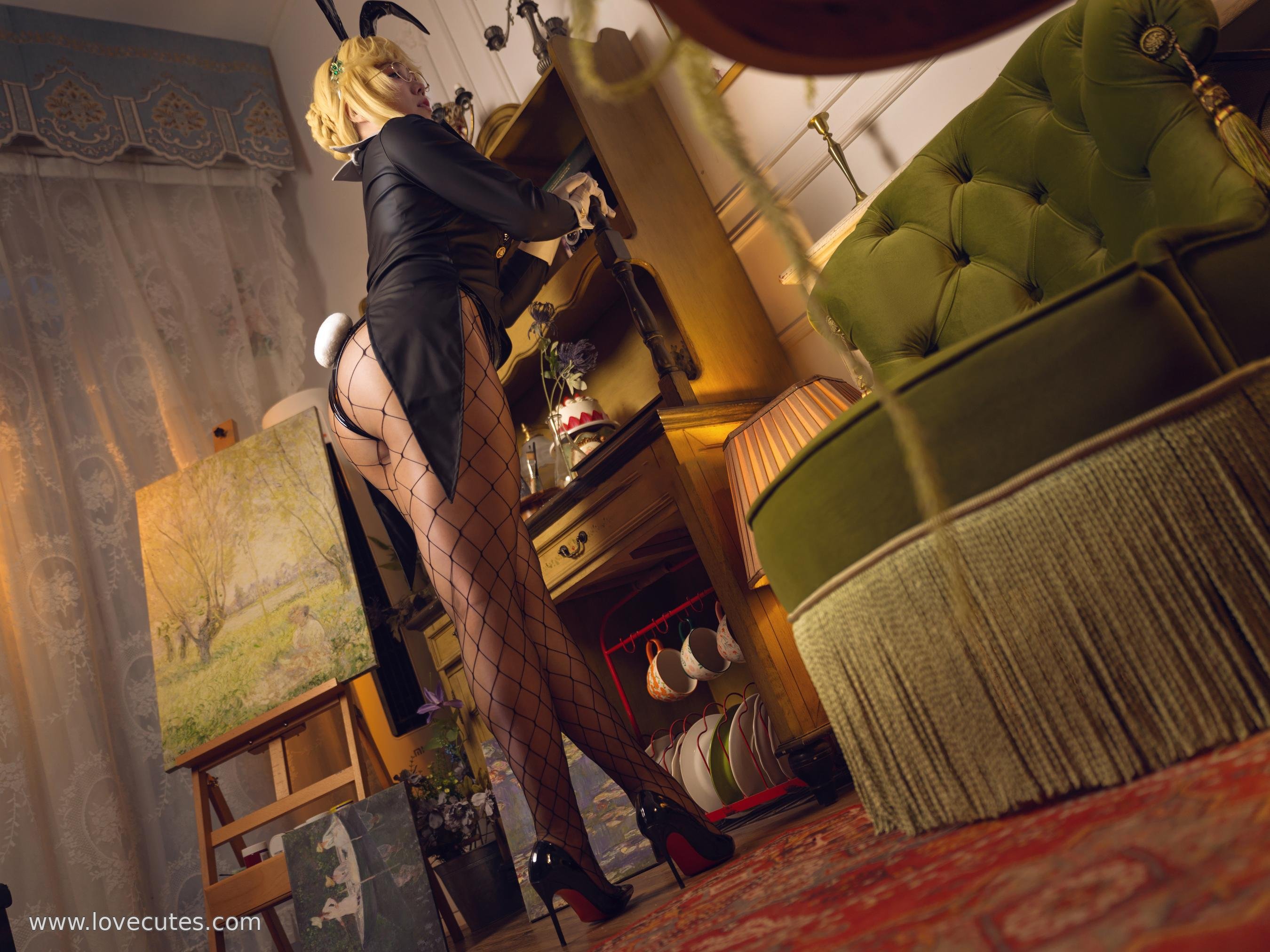 [cosplay] 麻花酱 - 胜利女神：妮姬·爱德兔女郎：游戏角色爱德兔女郎造型还原 未来科幻风格与角色气质结合 场景与光影突出人物线条与氛围表现