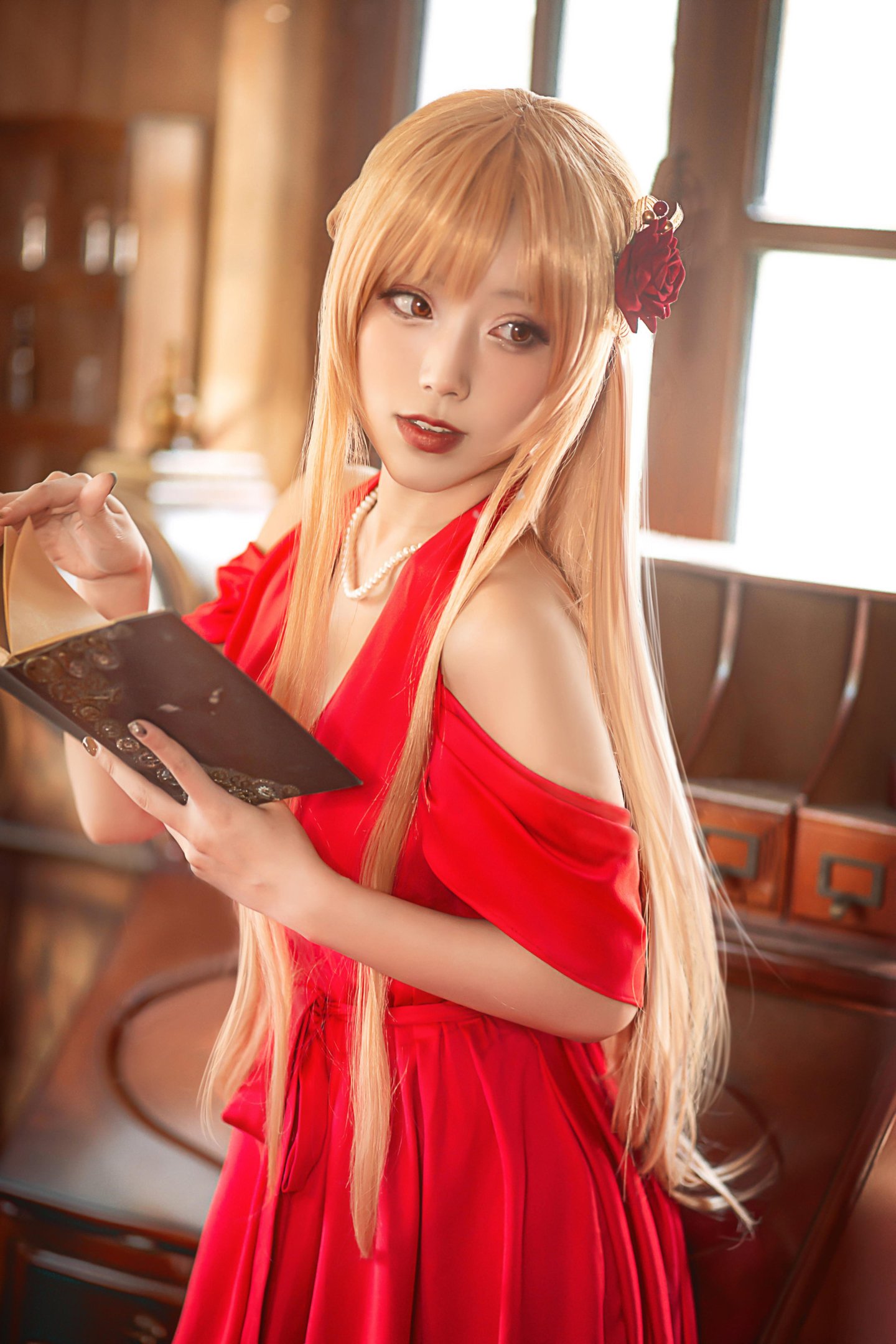 [cosplay] 切切Celia - 亚丝娜礼服：红色礼服造型很抢眼 角色气质拿捏到位 优雅中带点性感 28P
