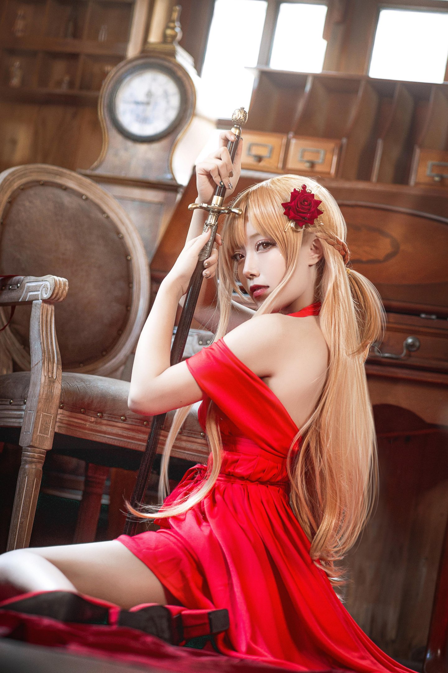 [cosplay] 切切Celia - 亚丝娜礼服：红色礼服造型很抢眼 角色气质拿捏到位 优雅中带点性感 28P