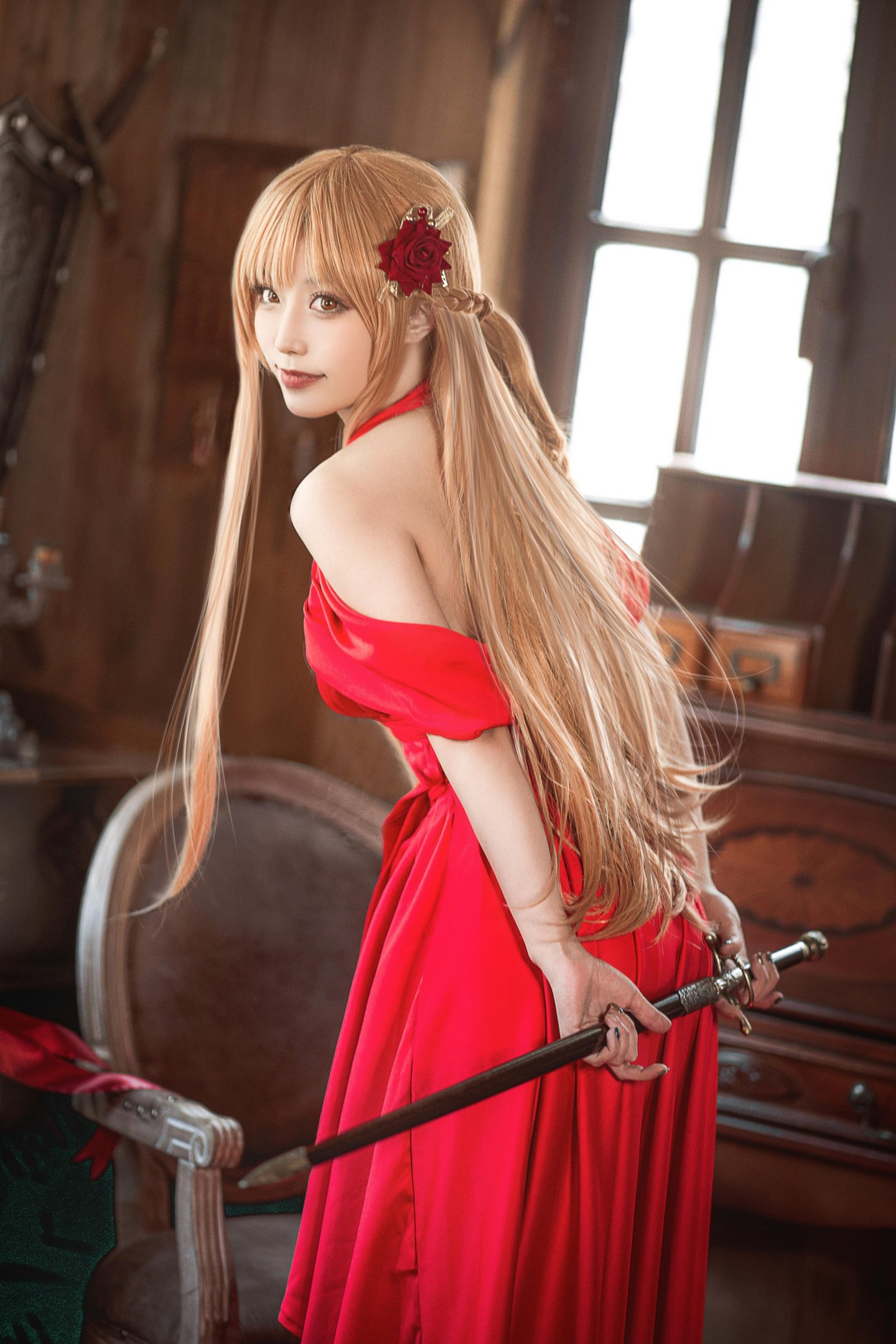 [cosplay] 切切Celia - 亚丝娜礼服：红色礼服造型很抢眼 角色气质拿捏到位 优雅中带点性感 28P
