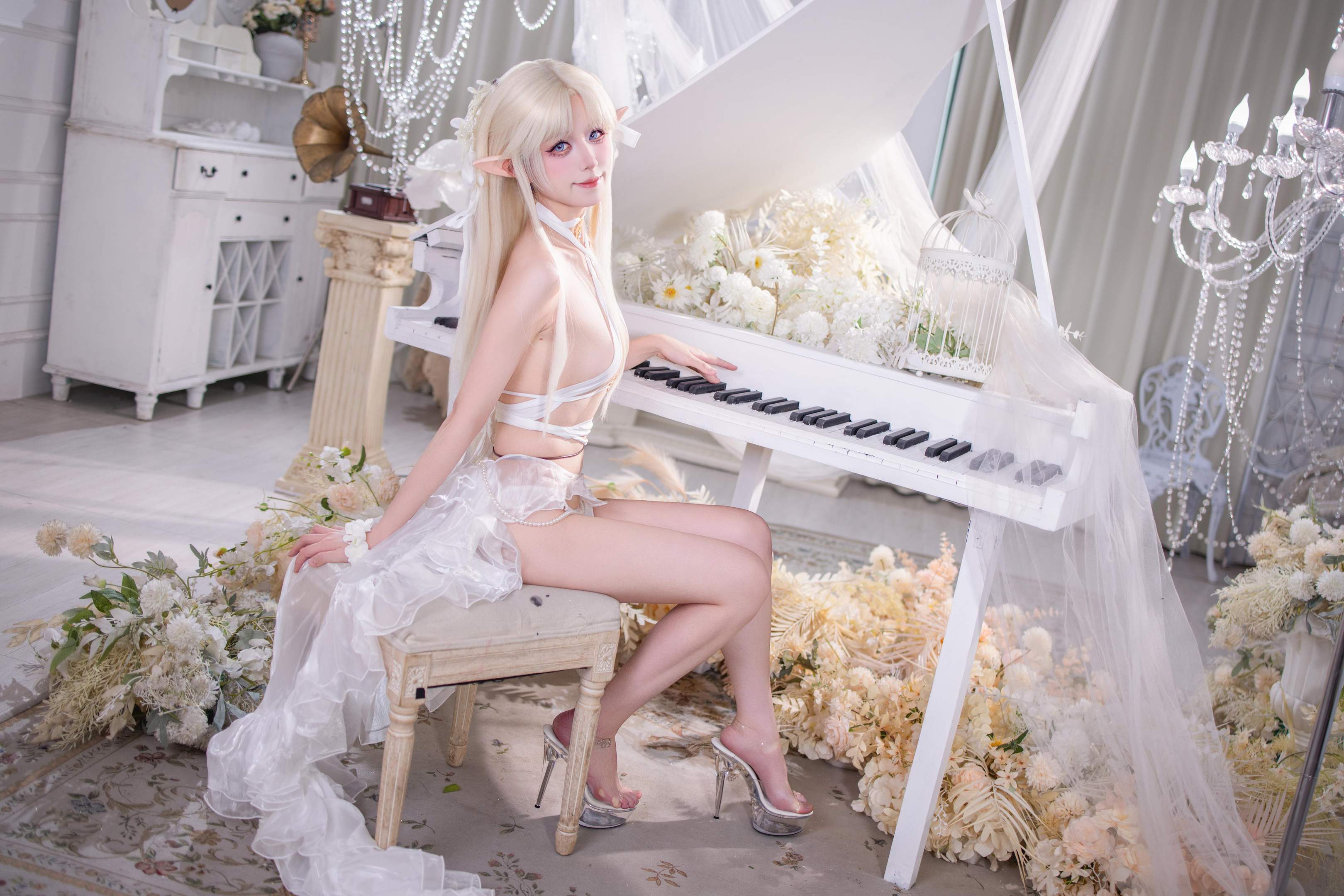 [cosplay] 双木扶苏 - 布雷斯特白天使：白天使造型清冷又优雅 苗条身形配高跟鞋 美腿线条很出彩 40P
