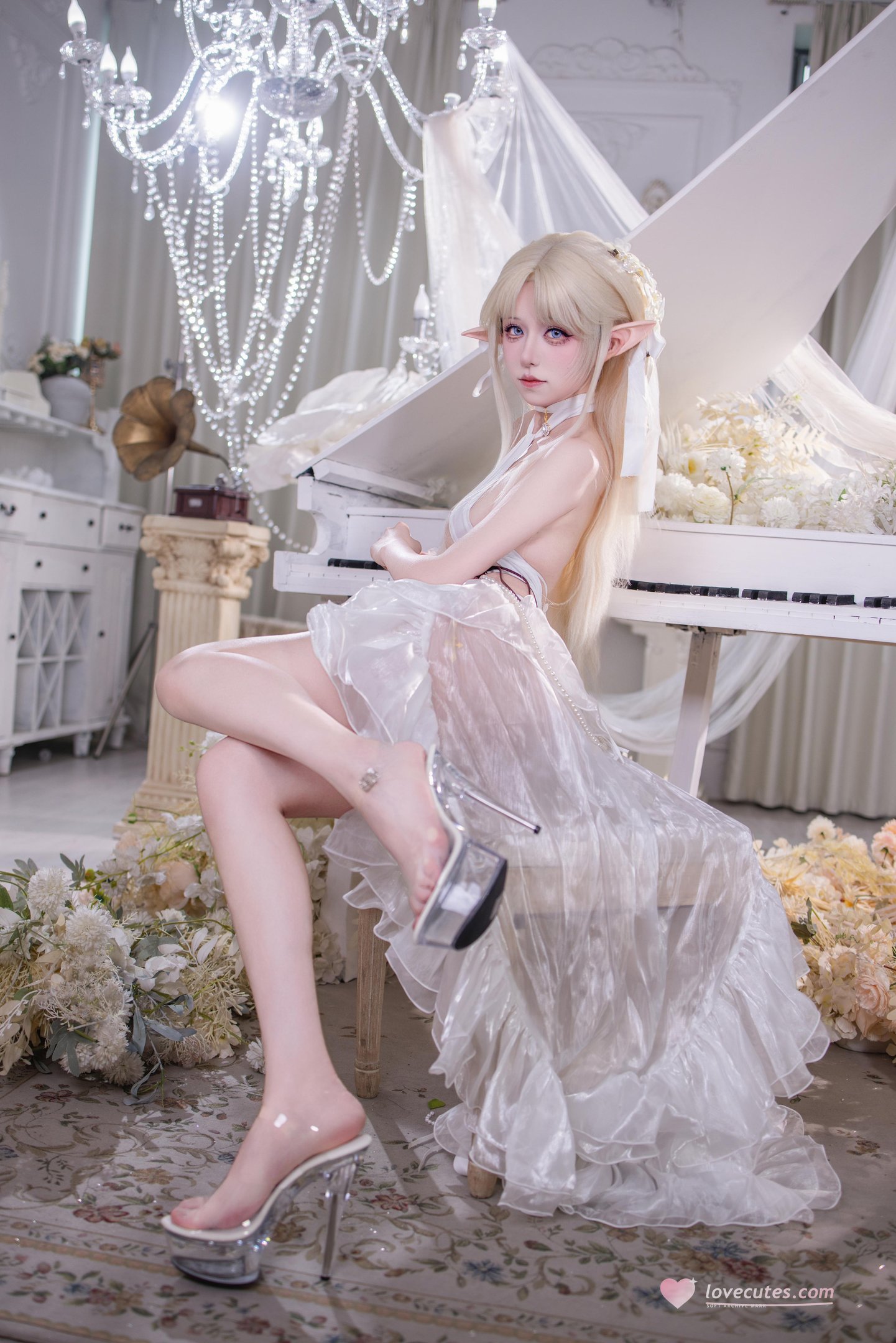 [cosplay] 双木扶苏 - 布雷斯特白天使：白天使造型清冷又优雅 苗条身形配高跟鞋 美腿线条很出彩 40P