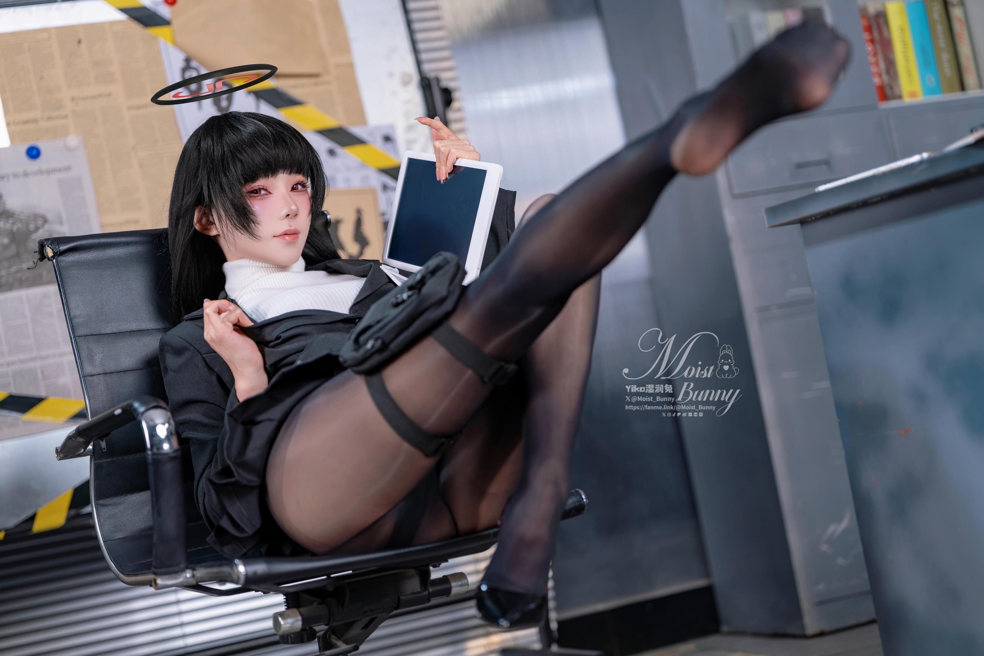 [cosplay] 黏黏团子兔 咬一口兔娘 - 调月莉音：兔娘气质融入角色还原 黑丝高跟造型下的冷艳氛围 94P2V
