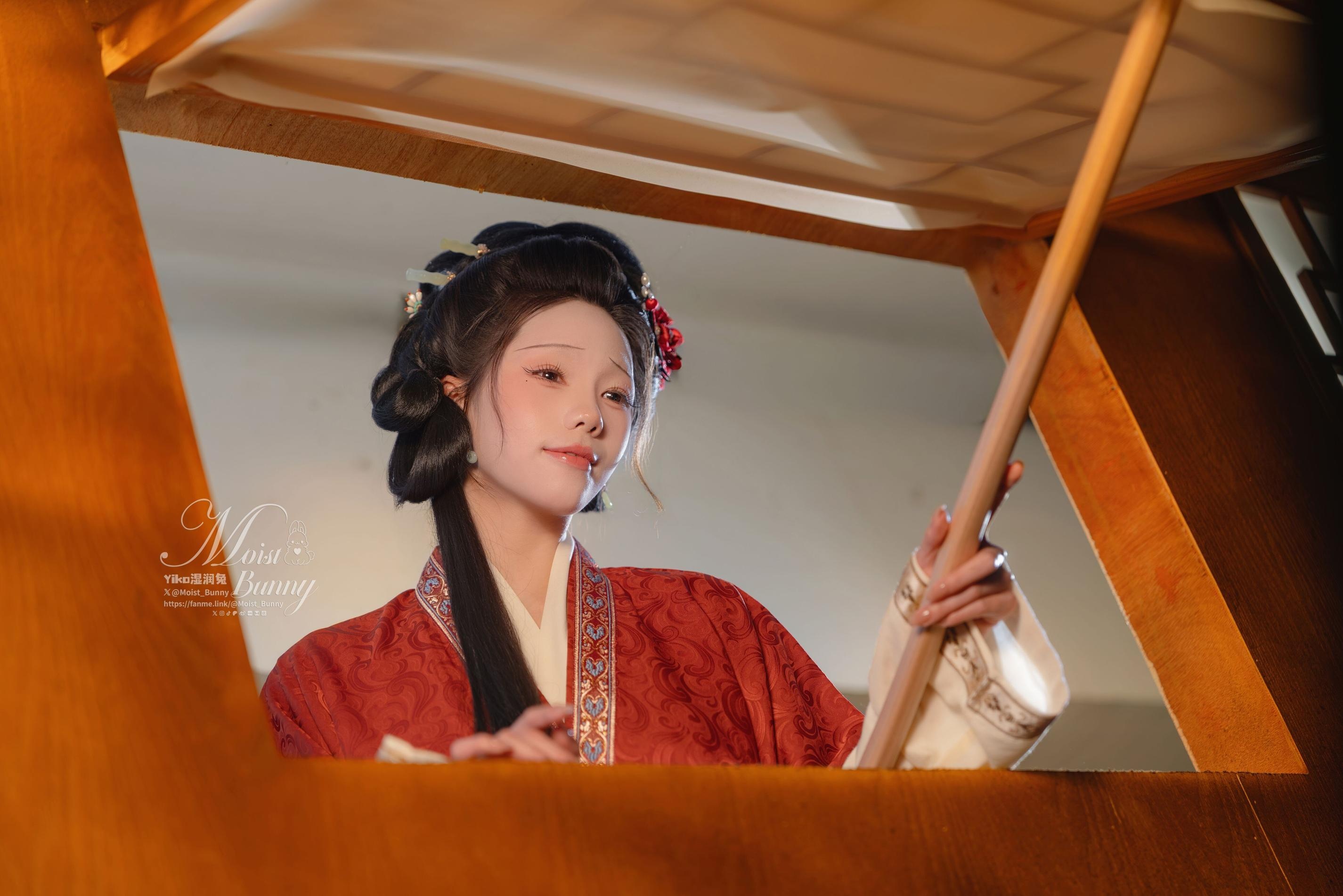 [写真] 黏黏团子兔 咬一口兔娘 - 快马加鞭·金莲迎春：飞天古风造型搭配红肚兜元素 画面张力与美腿线条都很吸睛 93P2V