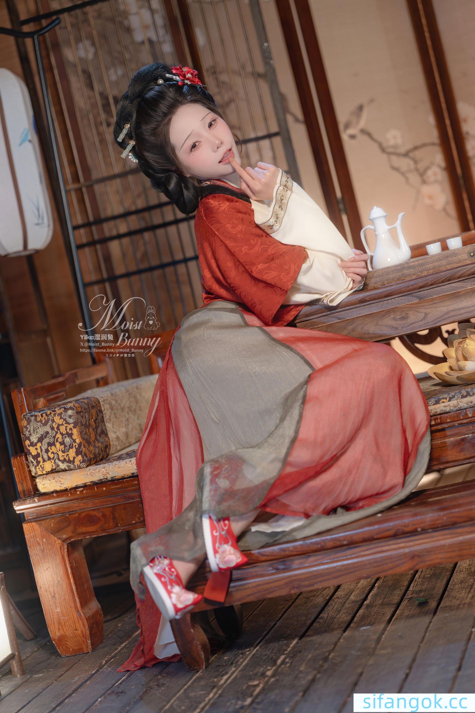 [写真] 黏黏团子兔 咬一口兔娘 - 快马加鞭·金莲迎春：飞天古风造型搭配红肚兜元素 画面张力与美腿线条都很吸睛 93P2V