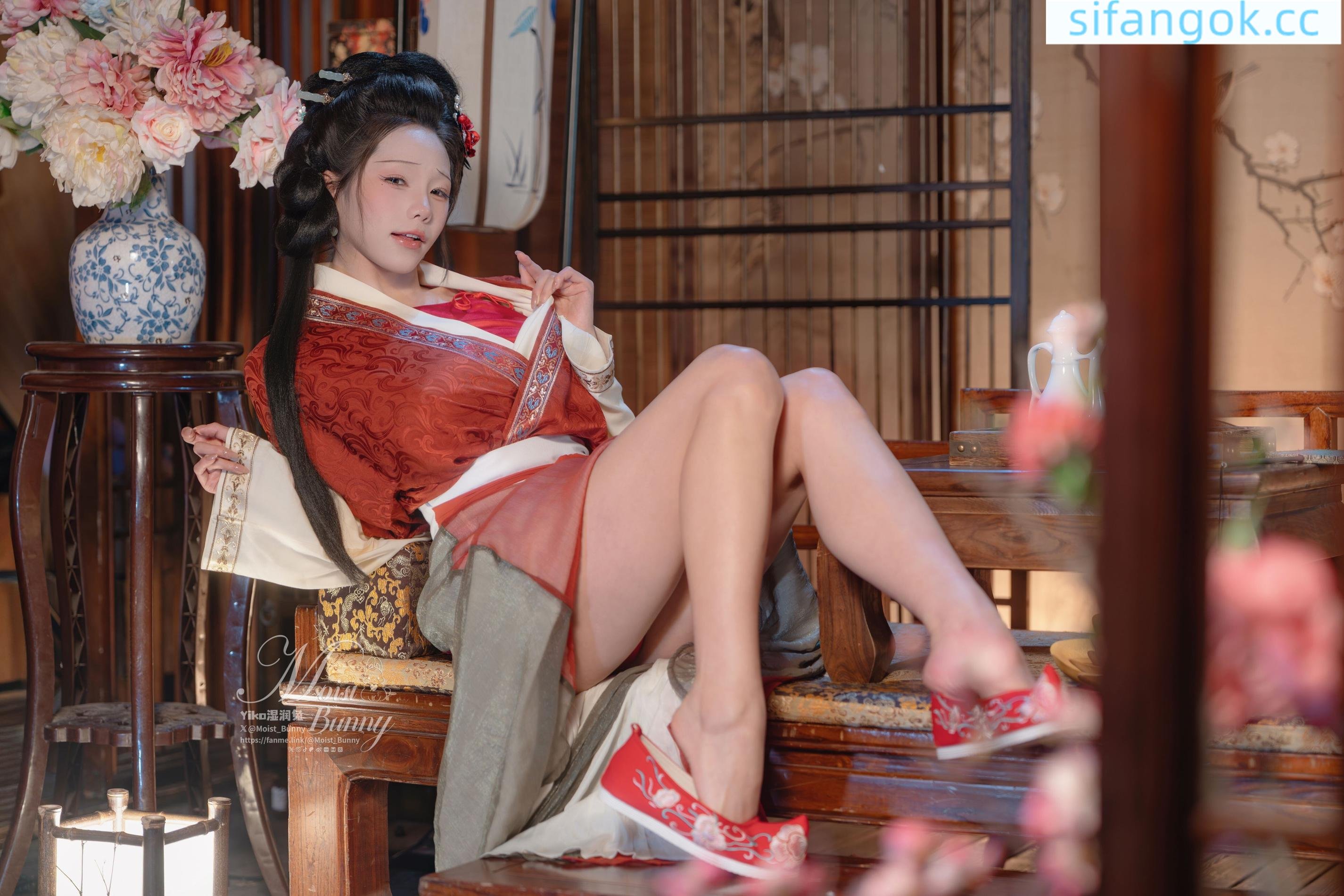 [写真] 黏黏团子兔 咬一口兔娘 - 快马加鞭·金莲迎春：飞天古风造型搭配红肚兜元素 画面张力与美腿线条都很吸睛 93P2V