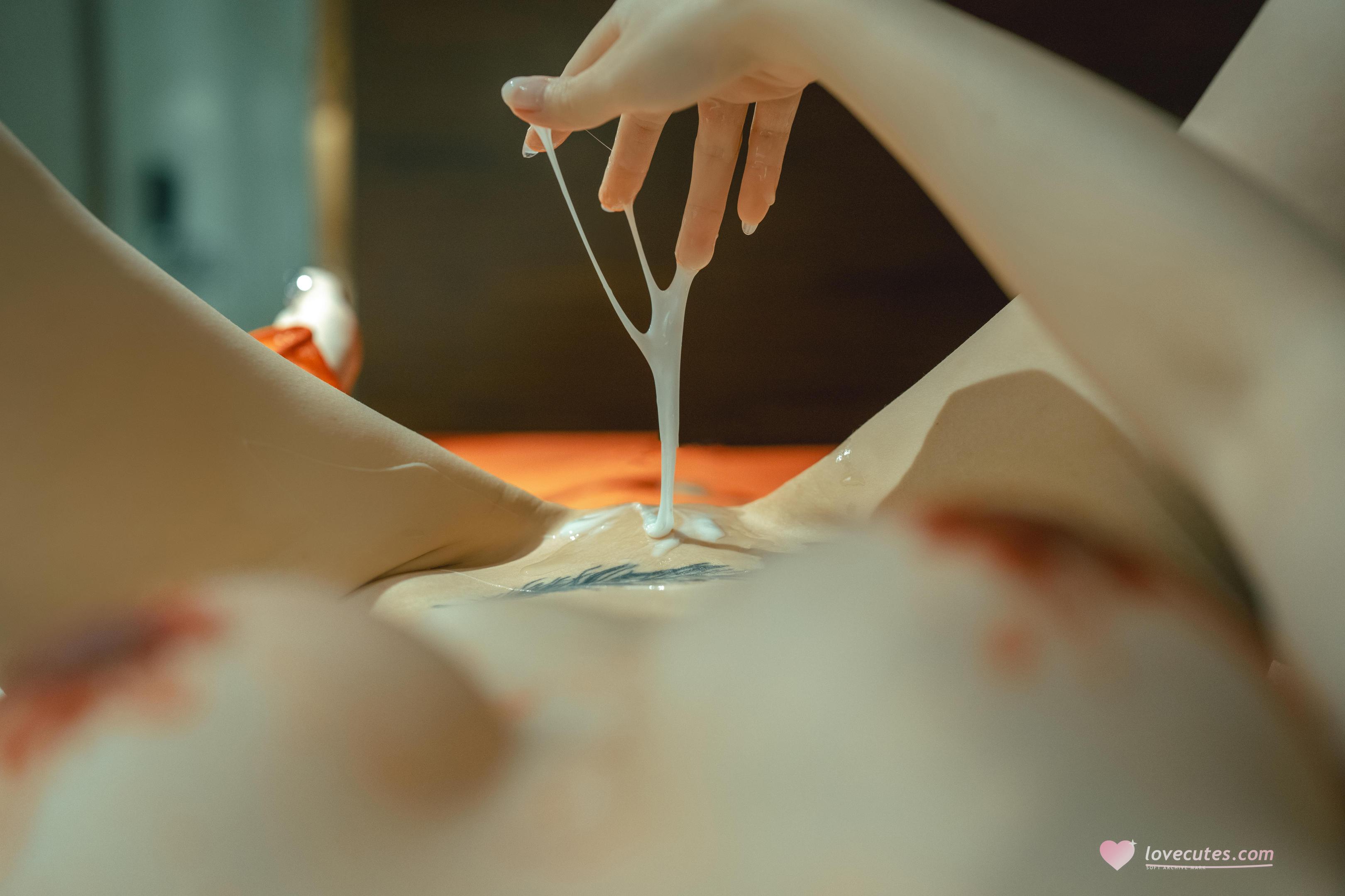 [私房] 鹿八岁 - 新婚小故事：中式红嫁衣婚房私房 贴纸遮点美胸翘臀 108P1V
