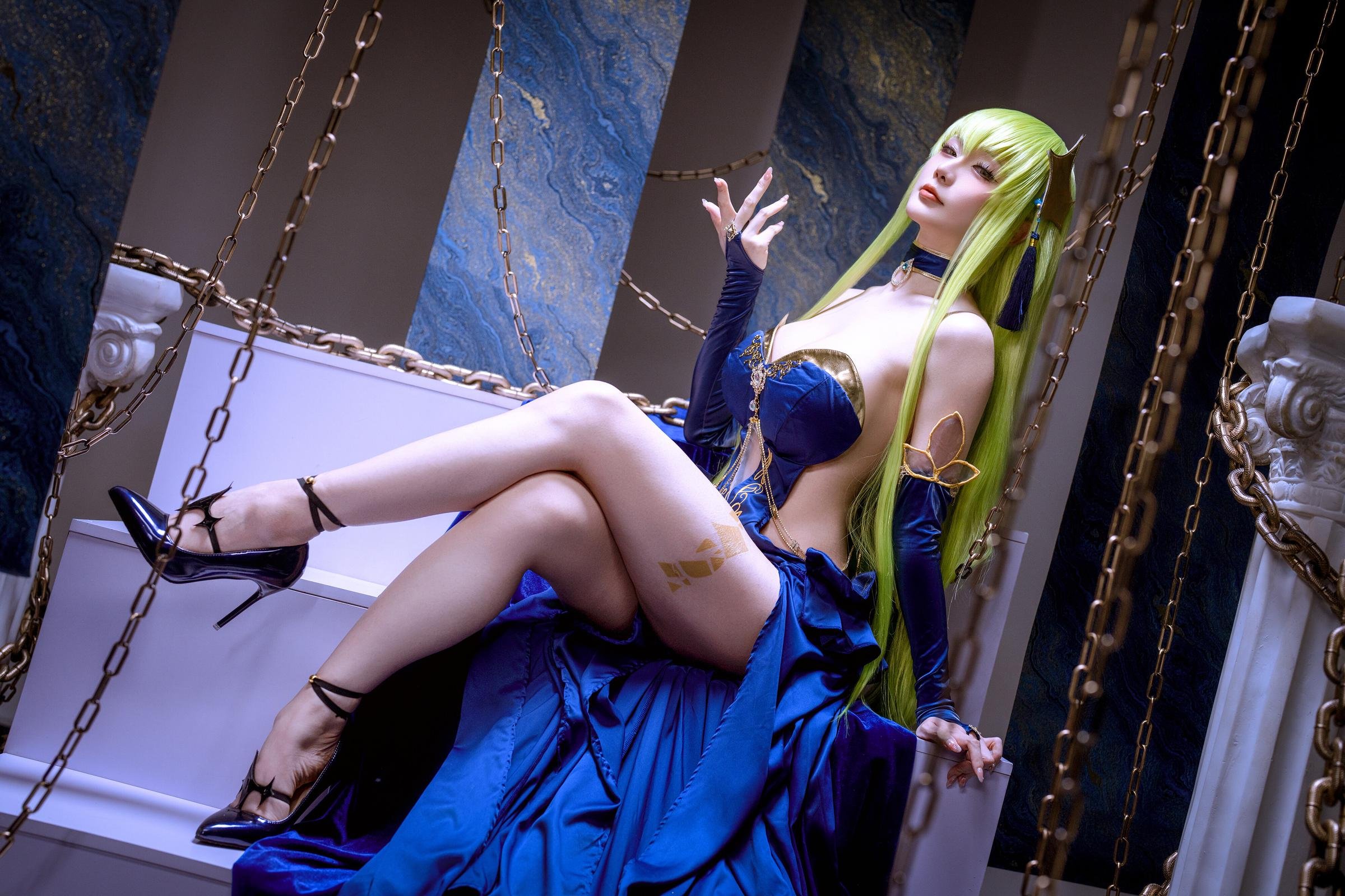 [cosplay] 星之迟迟Hoshilily - 叛逆的鲁路修 C.C.：蓝色礼裙巨乳长腿 锁链布景还原 29P