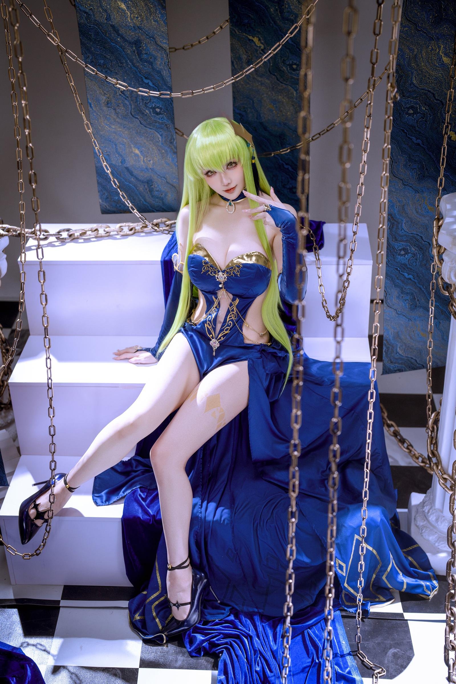 [cosplay] 星之迟迟Hoshilily - 叛逆的鲁路修 C.C.：蓝色礼裙巨乳长腿 锁链布景还原 29P