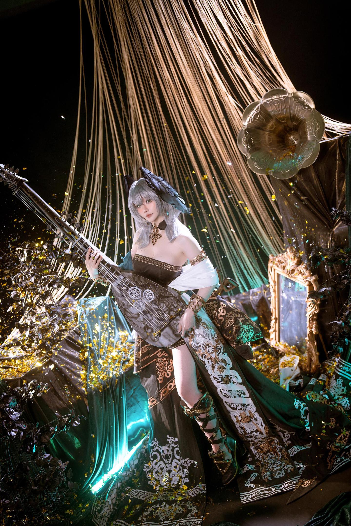 [costume hóa trang] 星之迟迟Hoshilily - 明日方舟 霍尔海雅: Váy đen vàng hở vai, tóc bạc, ngực đẹp và đùi quyến rũ 35P