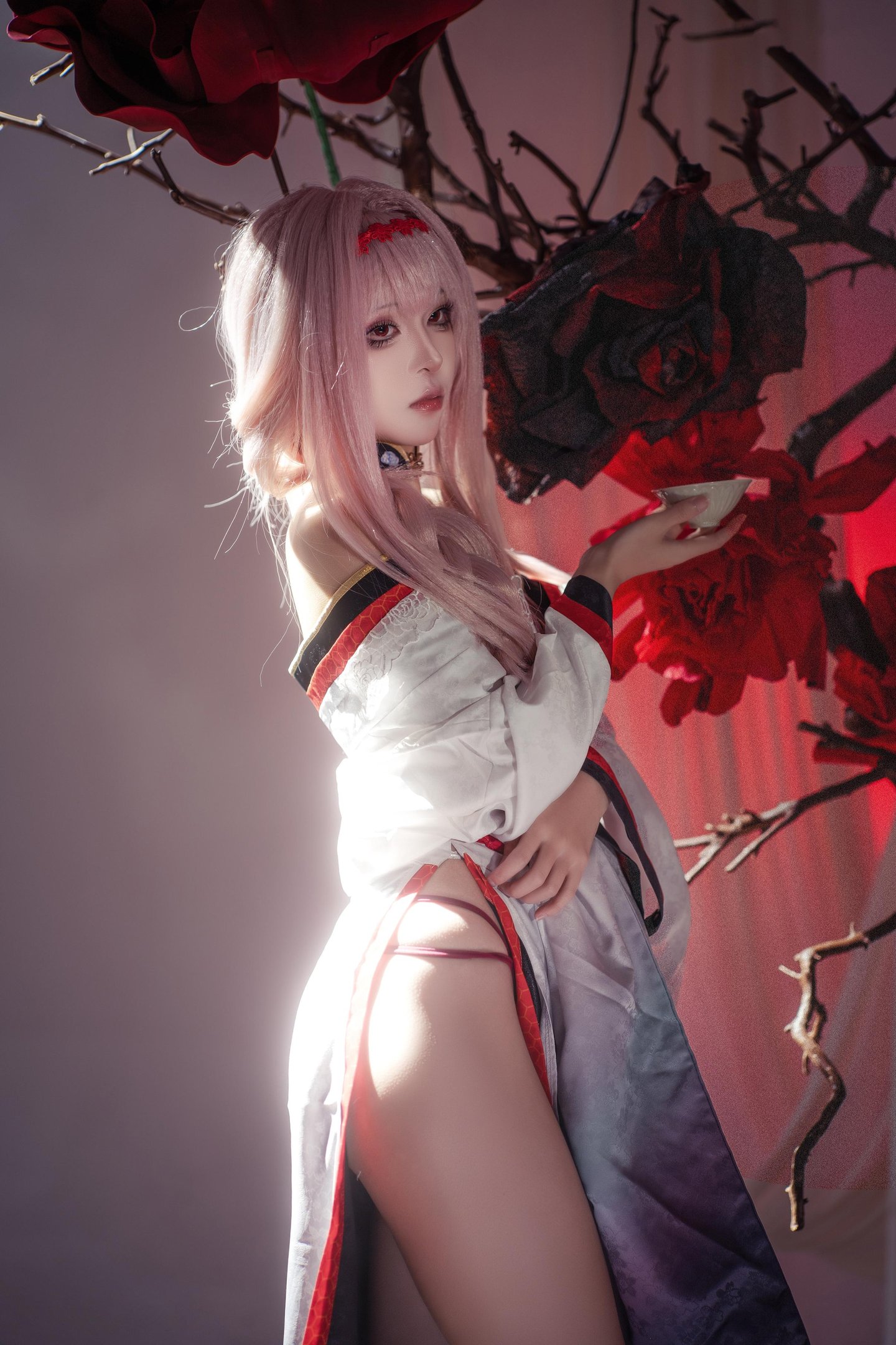 [cosplay] 矢量鱼 - Nikke胜利女神 暗莲：白发和风高开衩美腿 刀剑红黑布景 30P