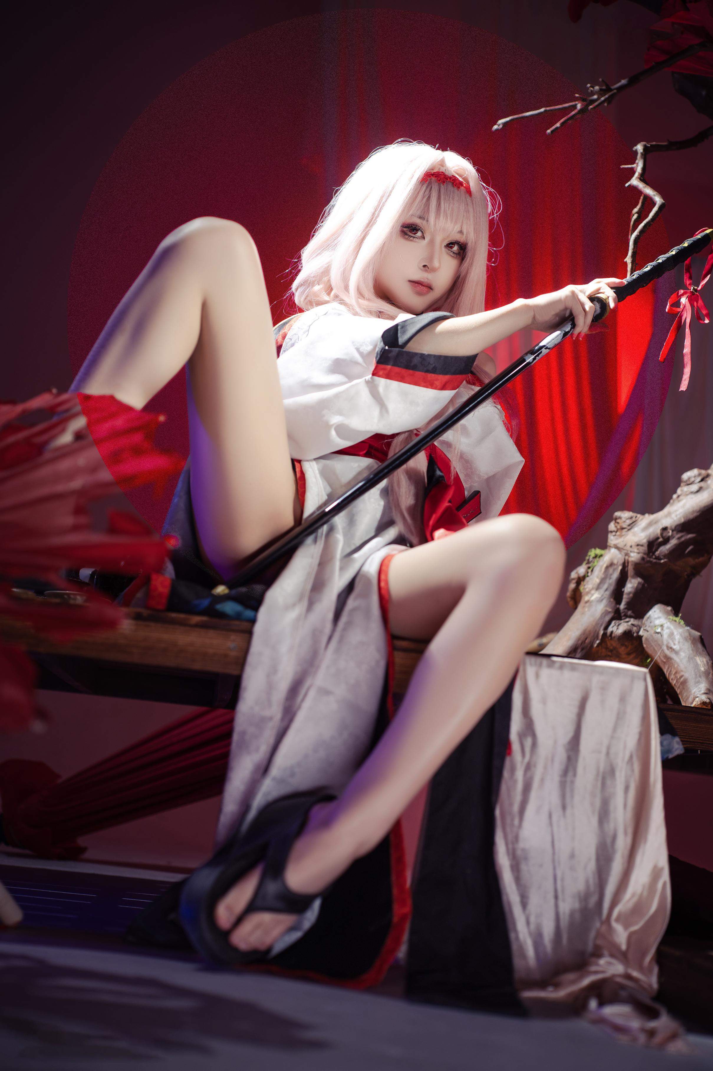 [cosplay] 矢量鱼 - Nikke胜利女神 暗莲：白发和风高开衩美腿 刀剑红黑布景 30P