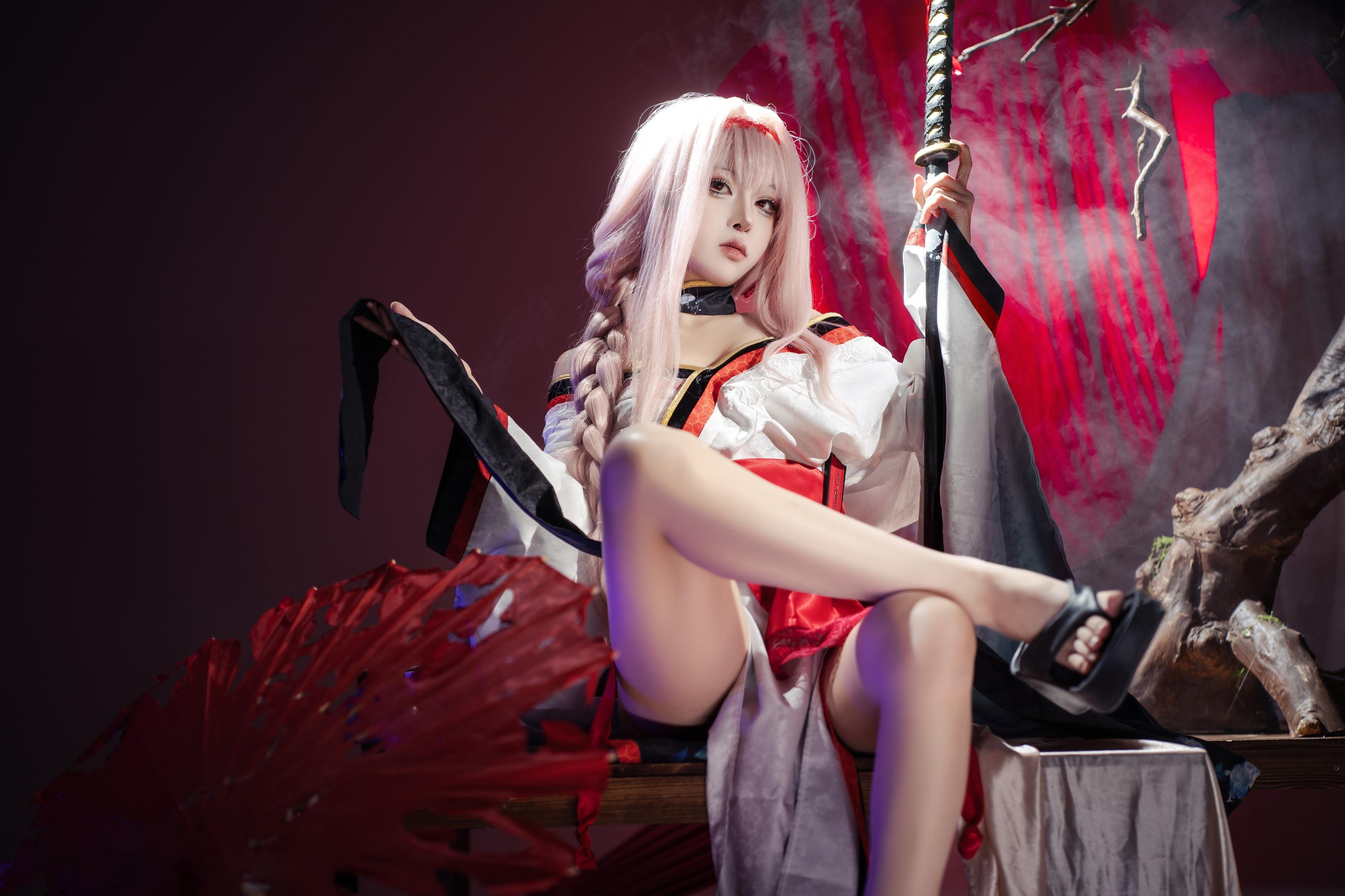 [cosplay] 矢量鱼 - Nikke胜利女神 暗莲：白发和风高开衩美腿 刀剑红黑布景 30P