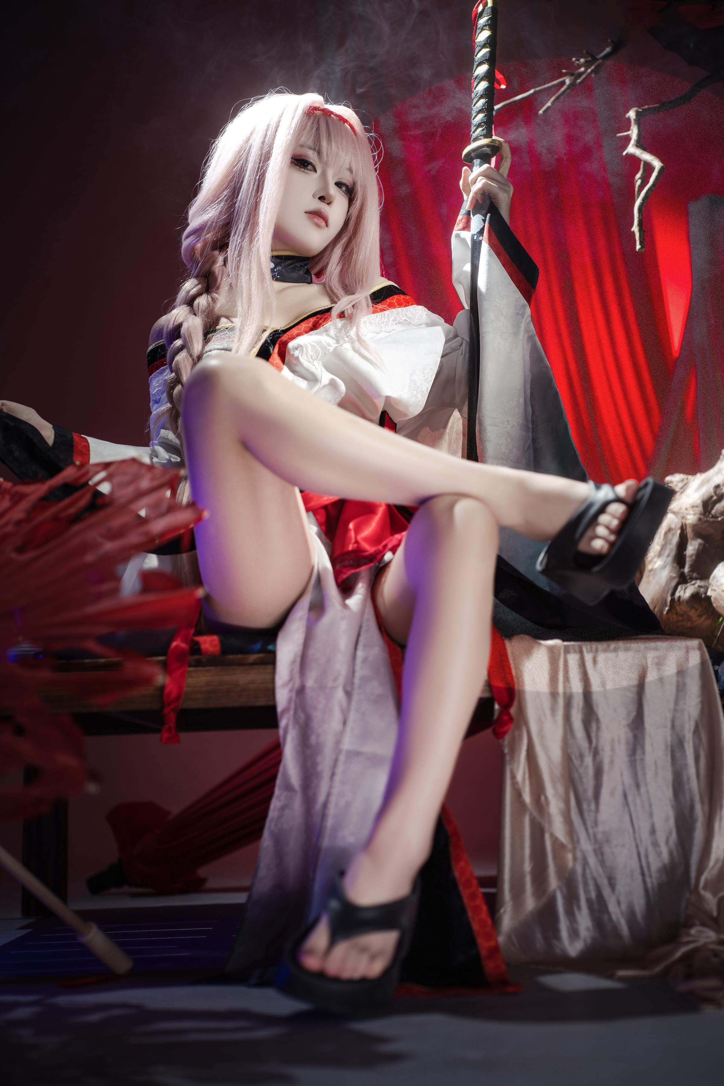 [cosplay] 矢量鱼 - Nikke胜利女神 暗莲：白发和风高开衩美腿 刀剑红黑布景 30P