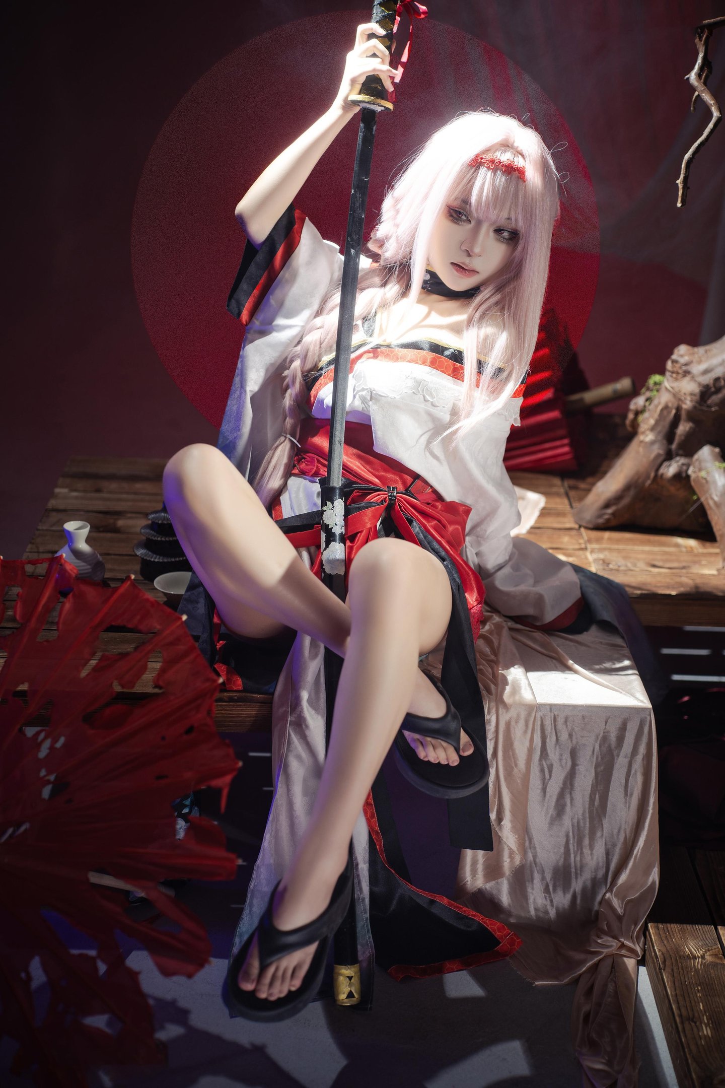 [cosplay] 矢量鱼 - Nikke胜利女神 暗莲：白发和风高开衩美腿 刀剑红黑布景 30P