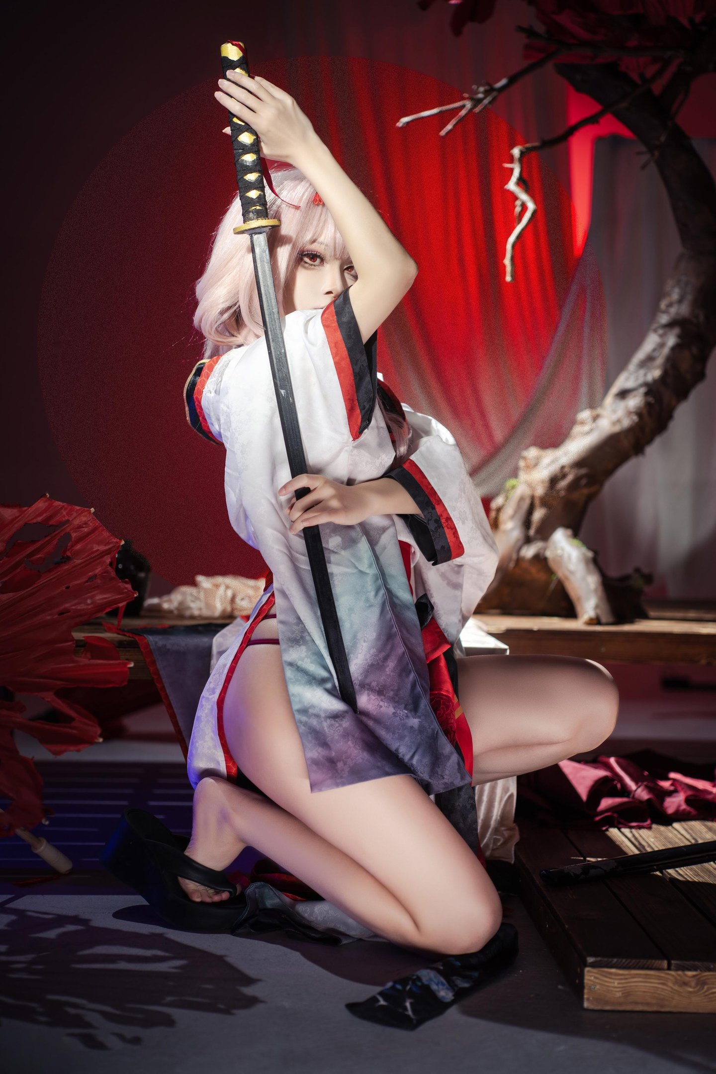 [cosplay] 矢量鱼 - Nikke胜利女神 暗莲：白发和风高开衩美腿 刀剑红黑布景 30P