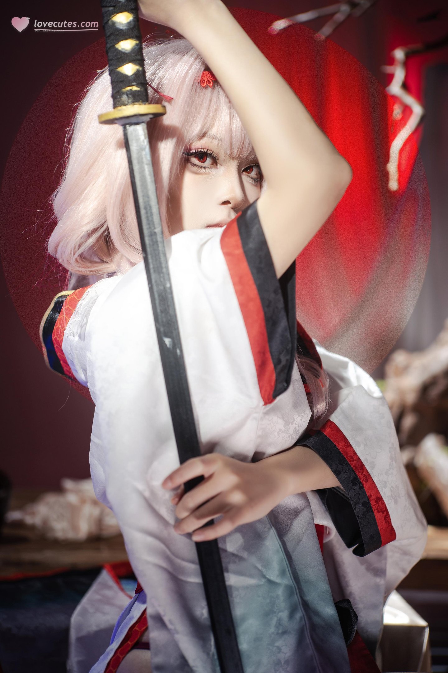 [cosplay] 矢量鱼 - Nikke胜利女神 暗莲：白发和风高开衩美腿 刀剑红黑布景 30P
