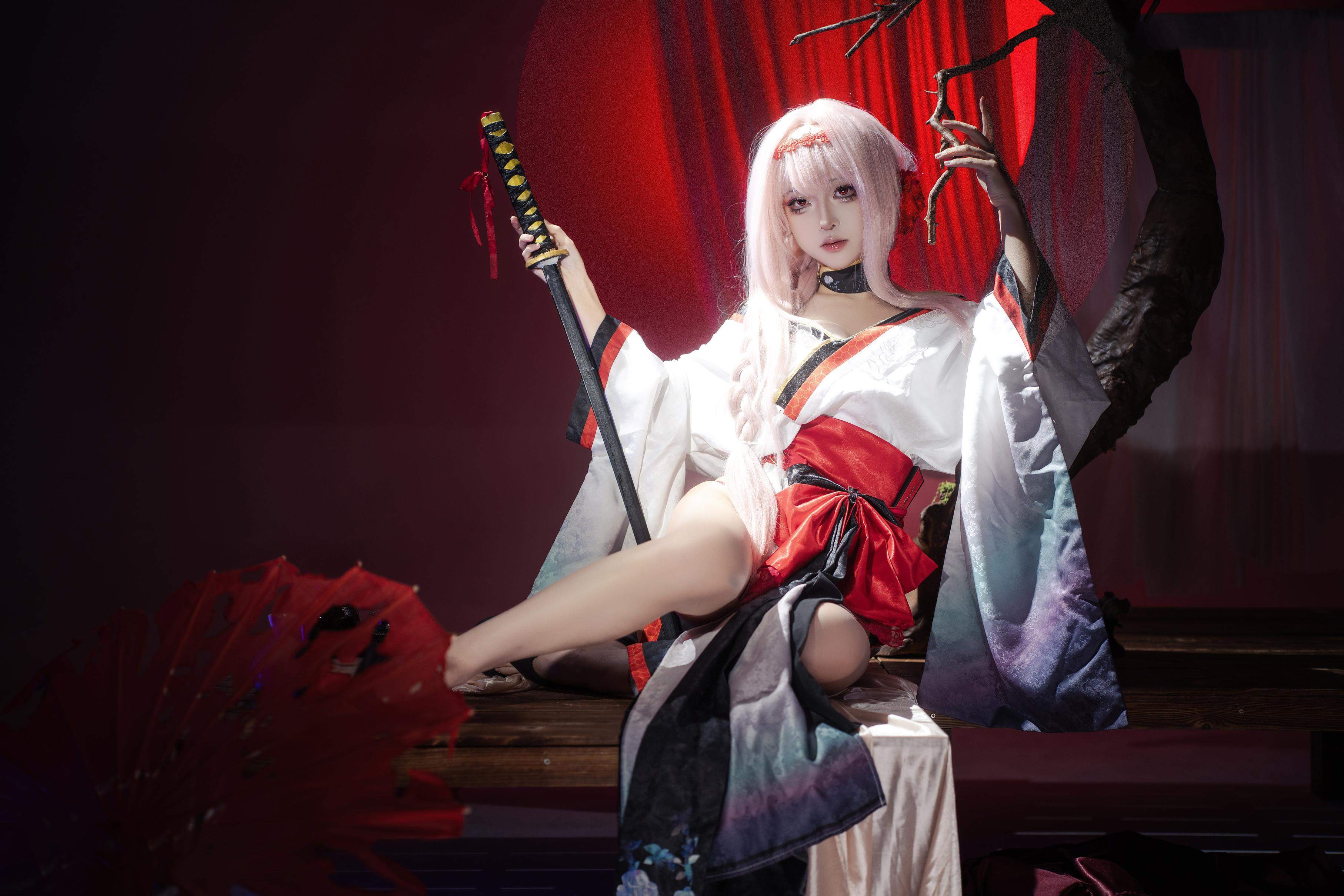 [cosplay] 矢量鱼 - Nikke胜利女神 暗莲：白发和风高开衩美腿 刀剑红黑布景 30P