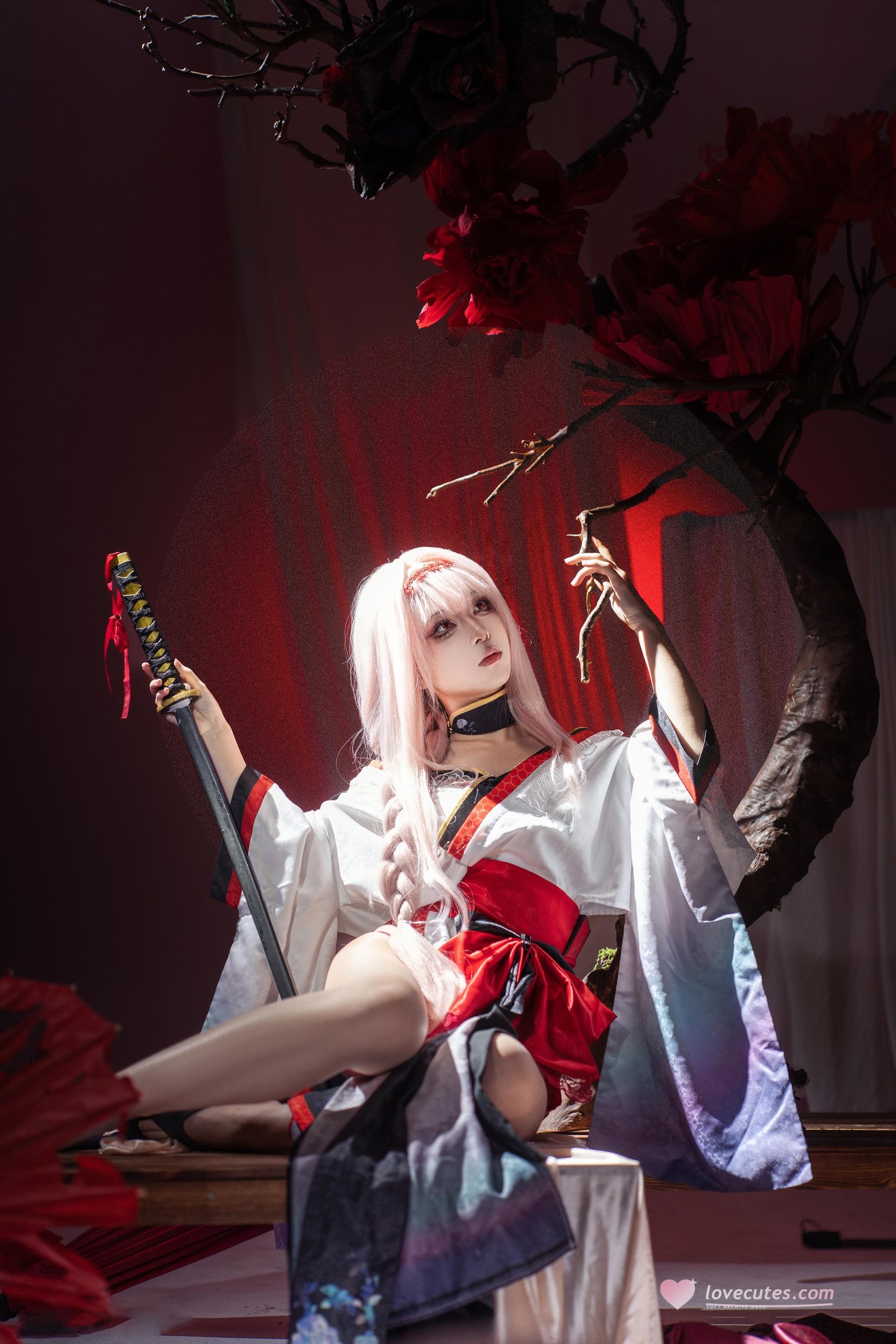 [cosplay] 矢量鱼 - Nikke胜利女神 暗莲：白发和风高开衩美腿 刀剑红黑布景 30P