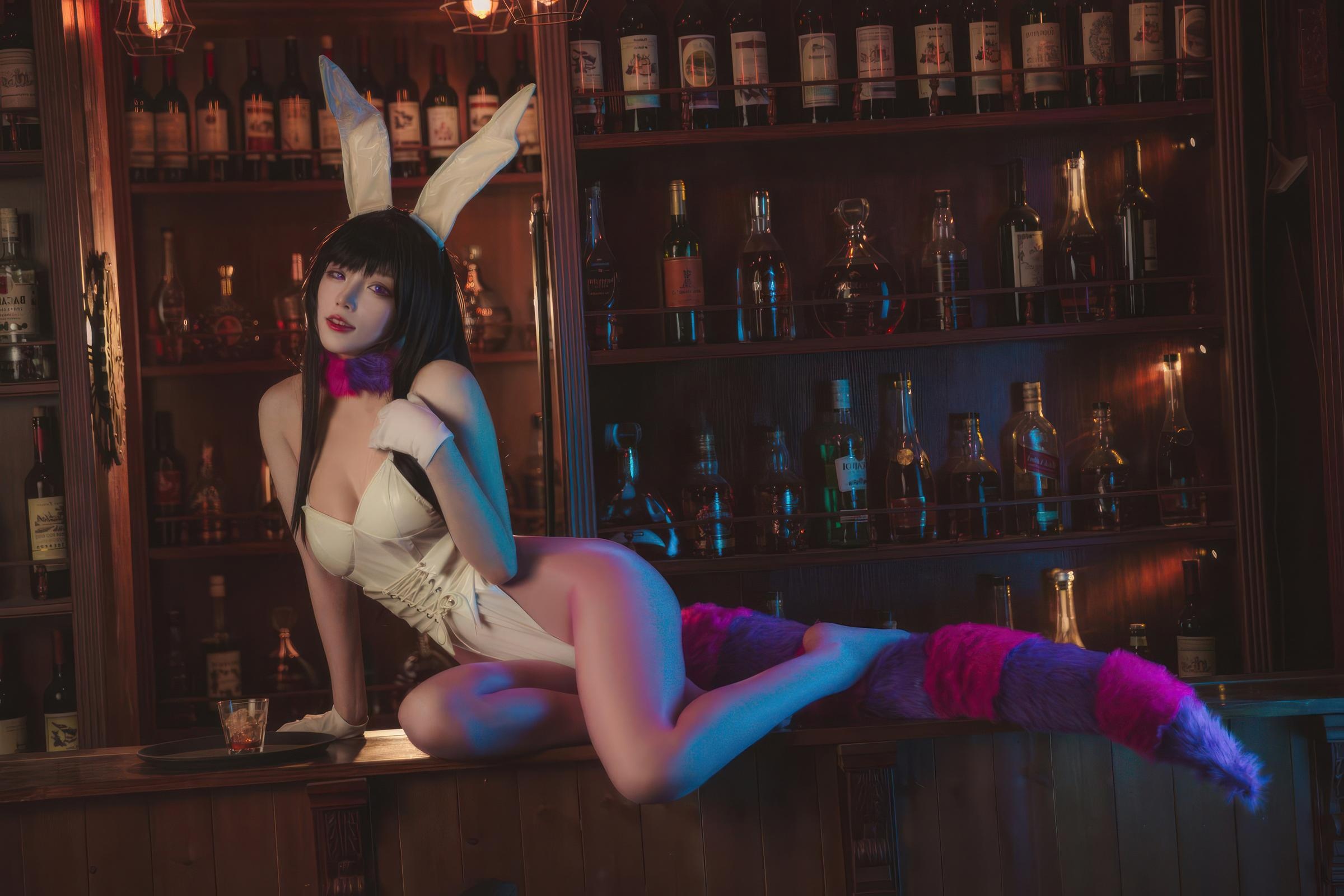 [写真] 起司块wii - 恶魔姐姐兔女郎：白色兔女郎酒吧棚拍 美胸美腿撩人 27P