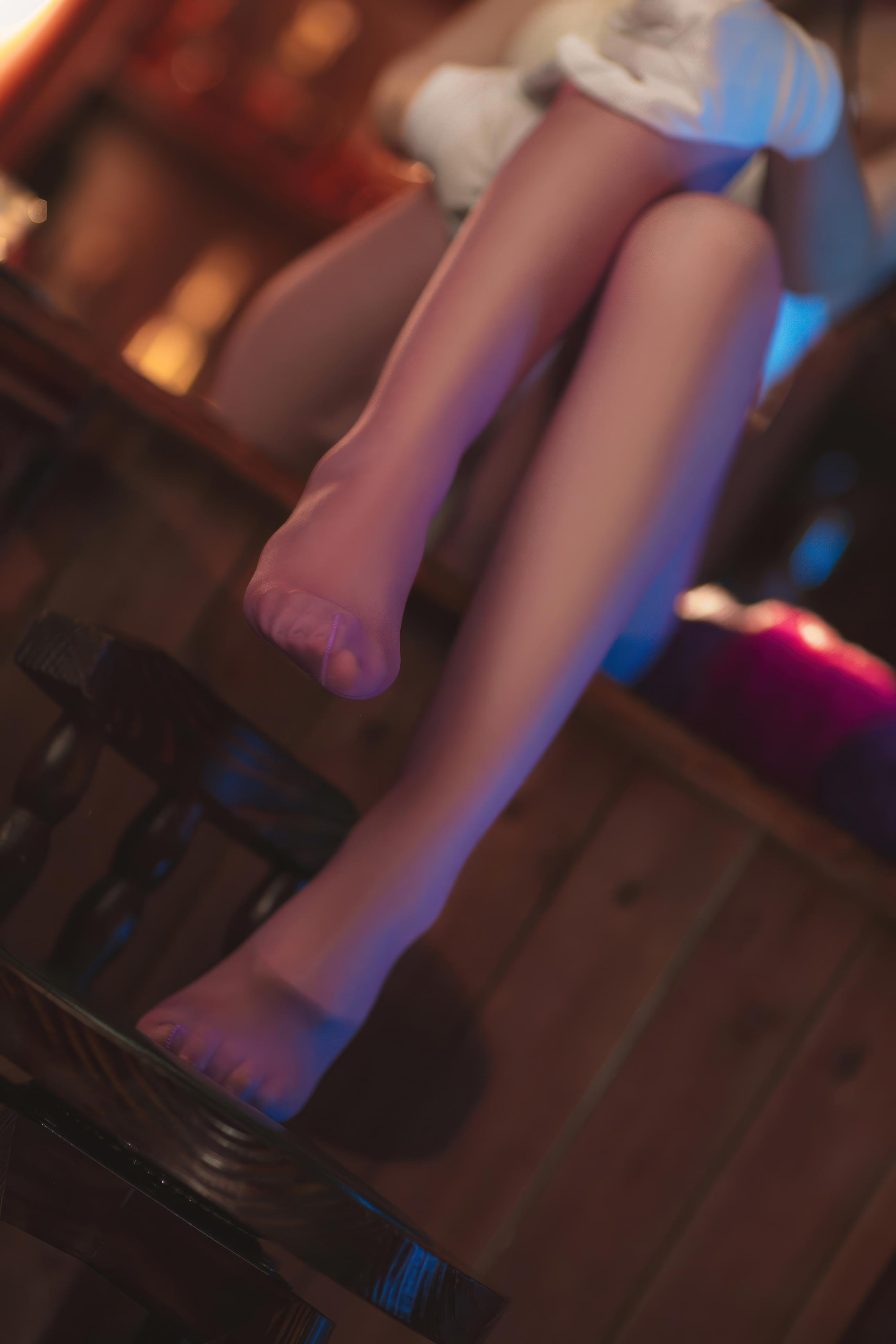 [写真] 起司块wii - 恶魔姐姐兔女郎：白色兔女郎酒吧棚拍 美胸美腿撩人 27P