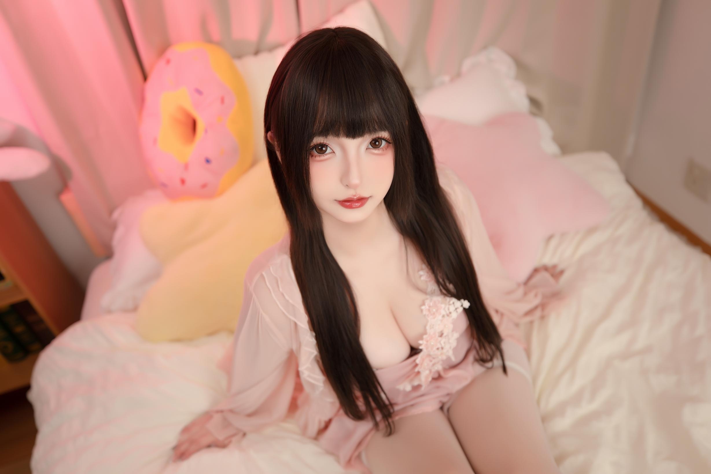 [私房] 神楽坂真冬 - เสื้อคลุมอาบน้ำส้นสูง: เสื้อคลุมสีชมพู ชุดชั้นในลูกไม้ ถุงน่อง ส้นสูง บนเตียง 75P2V