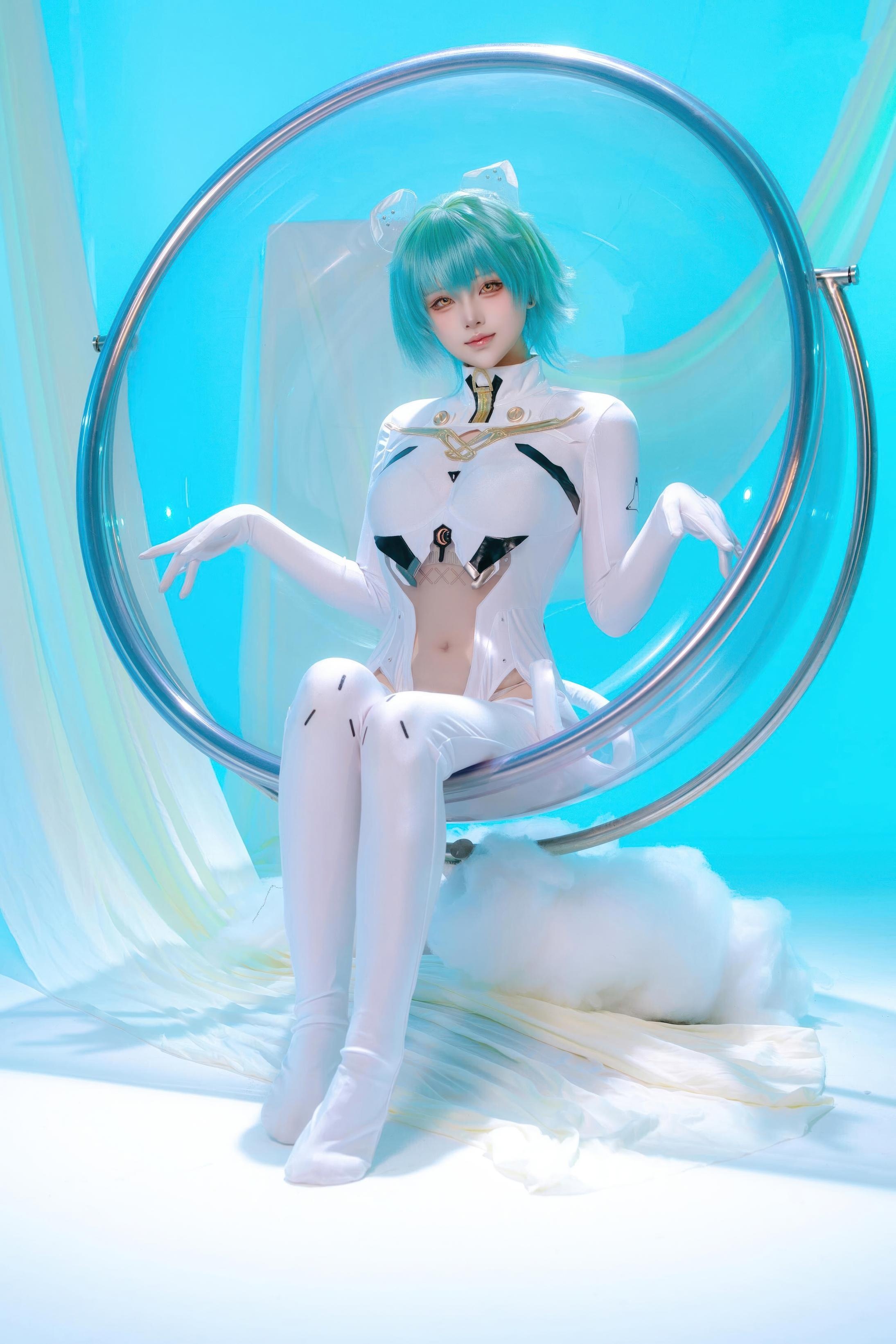[cosplay] 屿鱼 - 碧蓝航线 纳希莫夫·海军上将：蓝绿短发白色紧身衣 巨乳美腿还原 45P