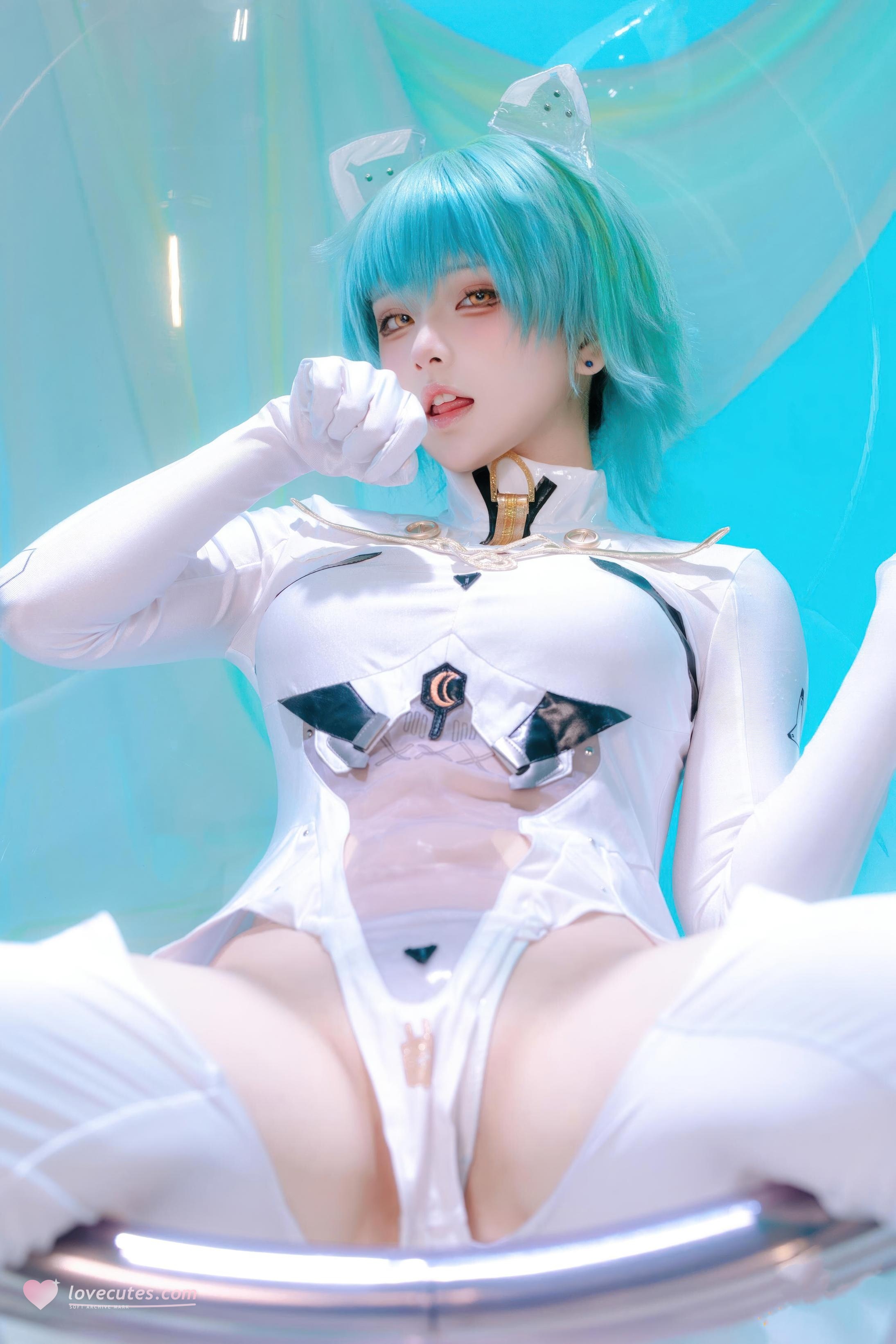 [cosplay] 屿鱼 - 碧蓝航线 纳希莫夫·海军上将：蓝绿短发白色紧身衣 巨乳美腿还原 45P