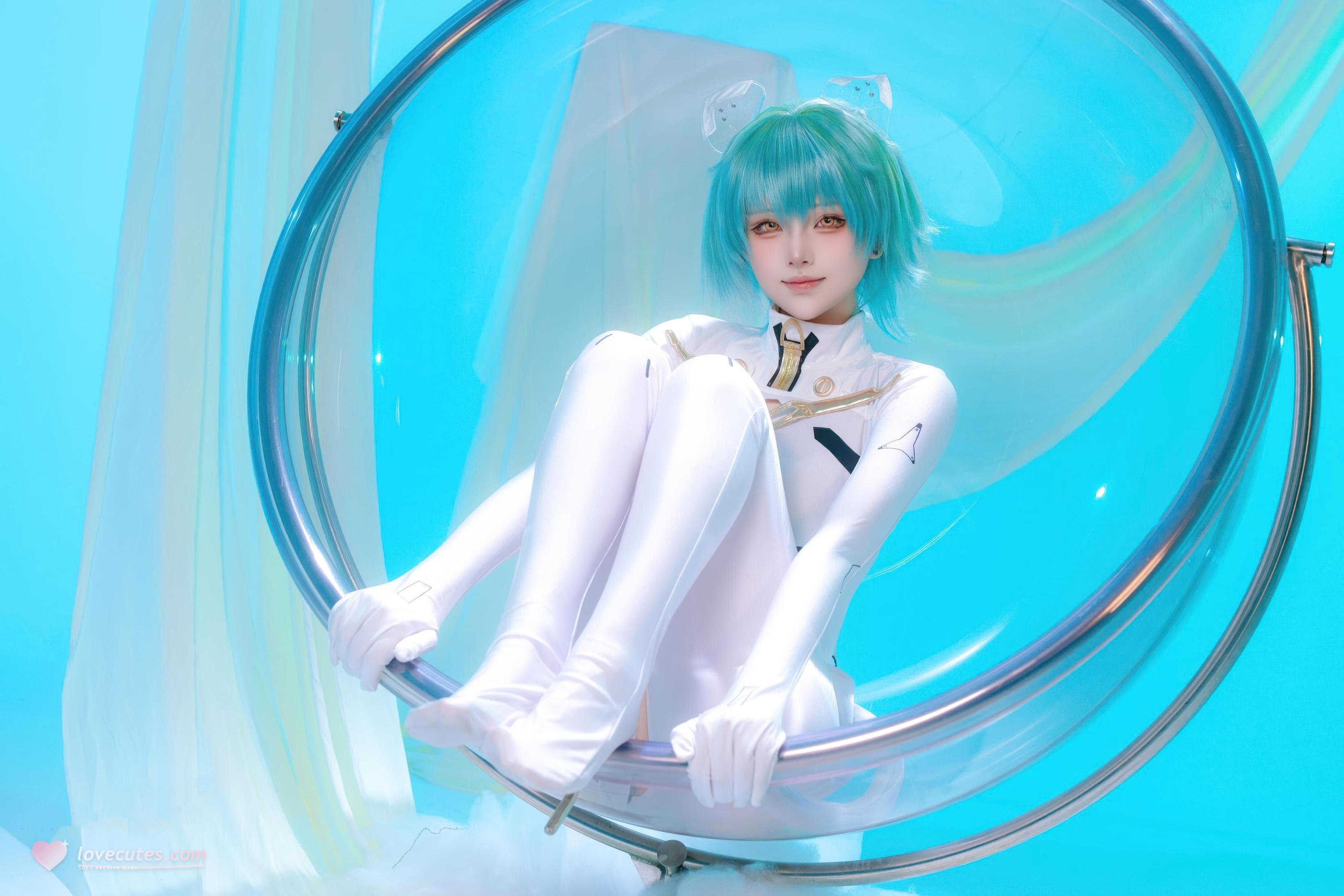 [cosplay] 屿鱼 - 碧蓝航线 纳希莫夫·海军上将：蓝绿短发白色紧身衣 巨乳美腿还原 45P